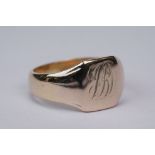 9ct yellow gold gents signet ring, engraved initials, tapered shoulders, ring size R½