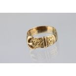 Late Victorian 18ct yellow gold buckle ring, ivy leaf decoration, band width approx 9.3mm at