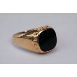 Gents black onyx 14ct yellow gold ring, rounded square black onyx slice measuring approx 11mm x