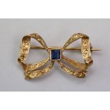 Early 20th century Portuguese sapphire 19ct yellow gold brooch modelled as a bow and ribbons, the
