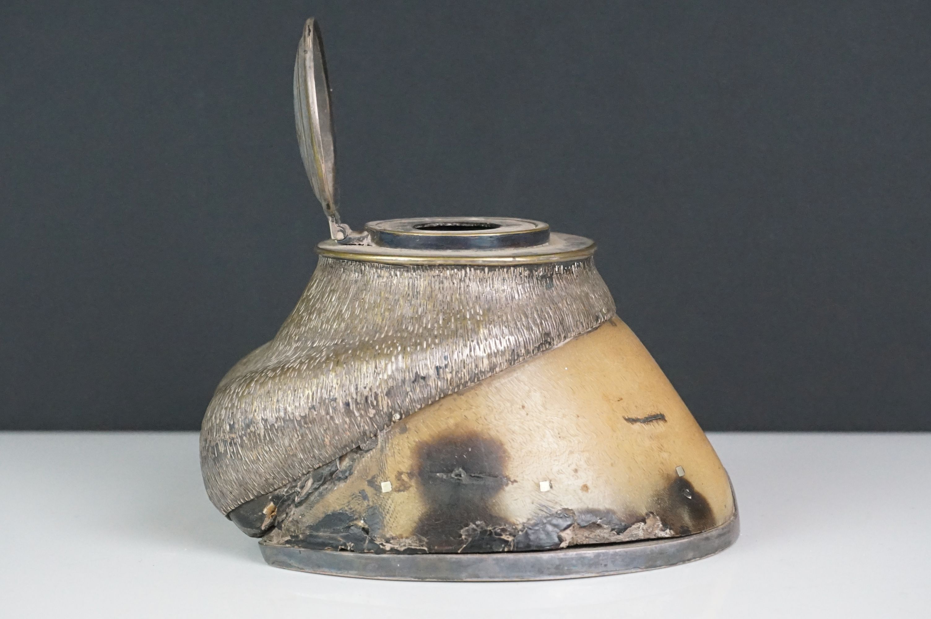 A silver plated horses hoof inkwell, engraved "The Old Mare Aged 26". - Image 5 of 7