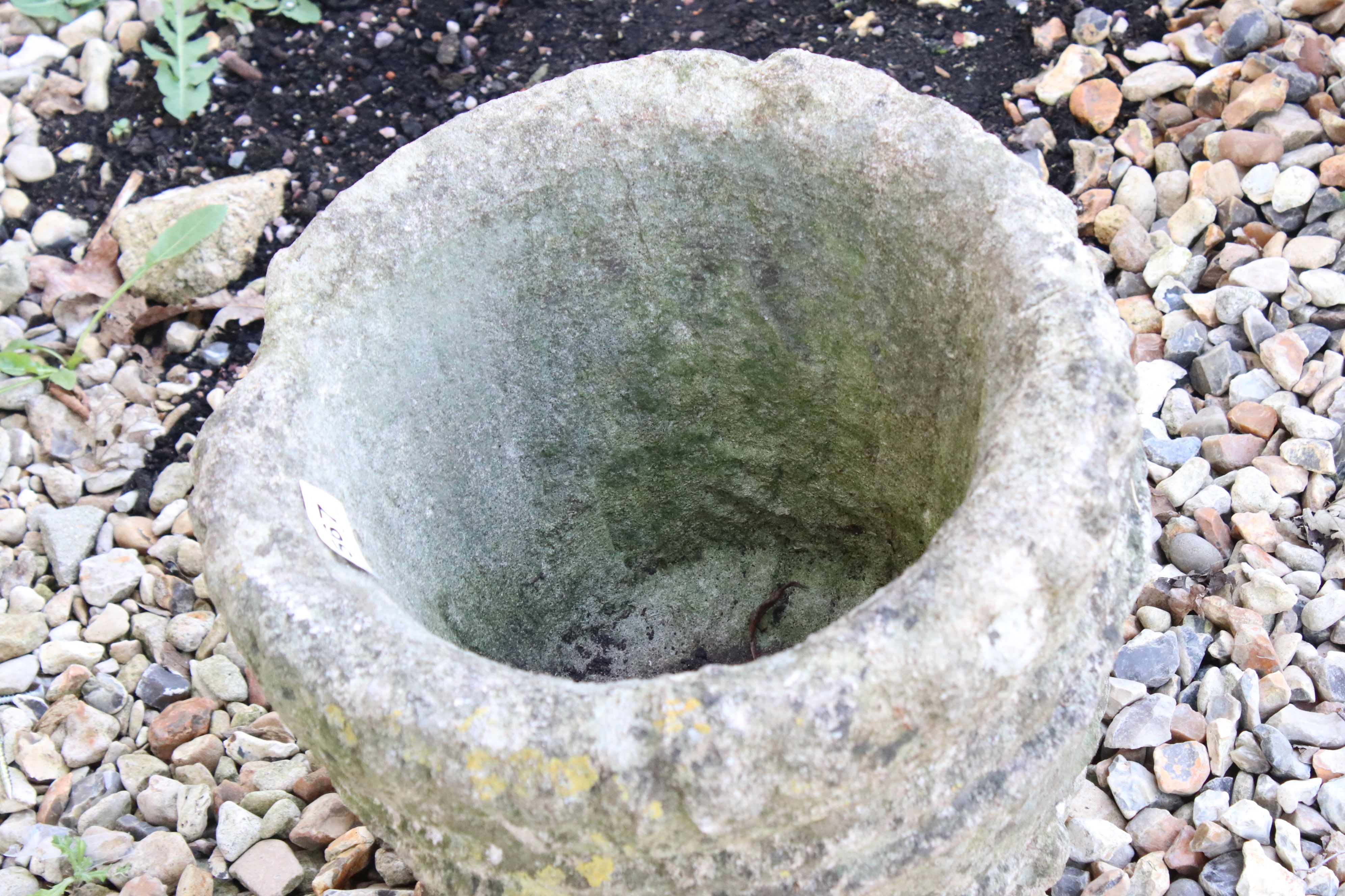 A reconstituted stone garden plant pot. - Image 2 of 2