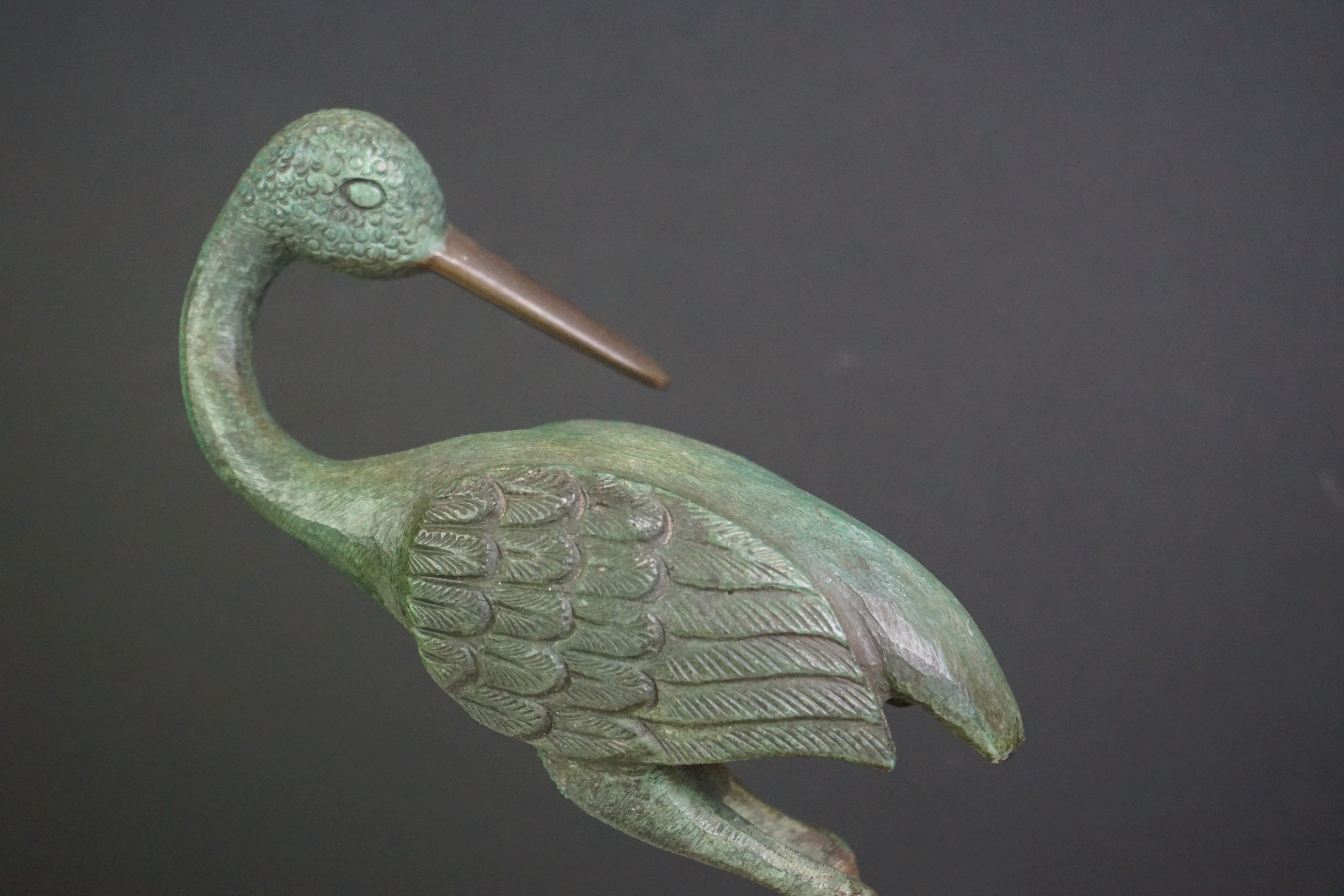 Painted sculpture of a bronze wader type bird, mounted on a wooden plinth - Image 4 of 4