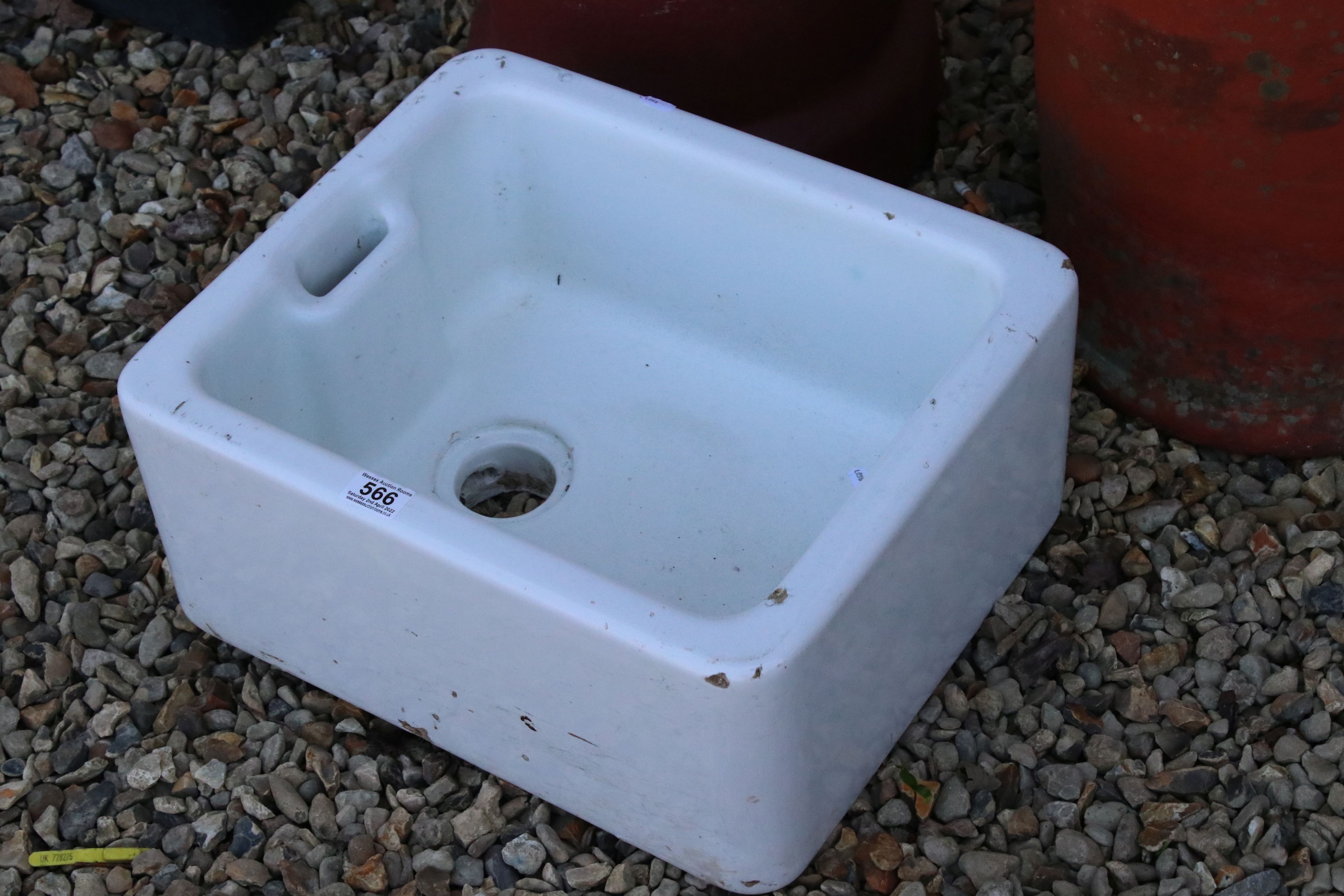 A Belfast sink together with two large chimney pots. - Image 4 of 4