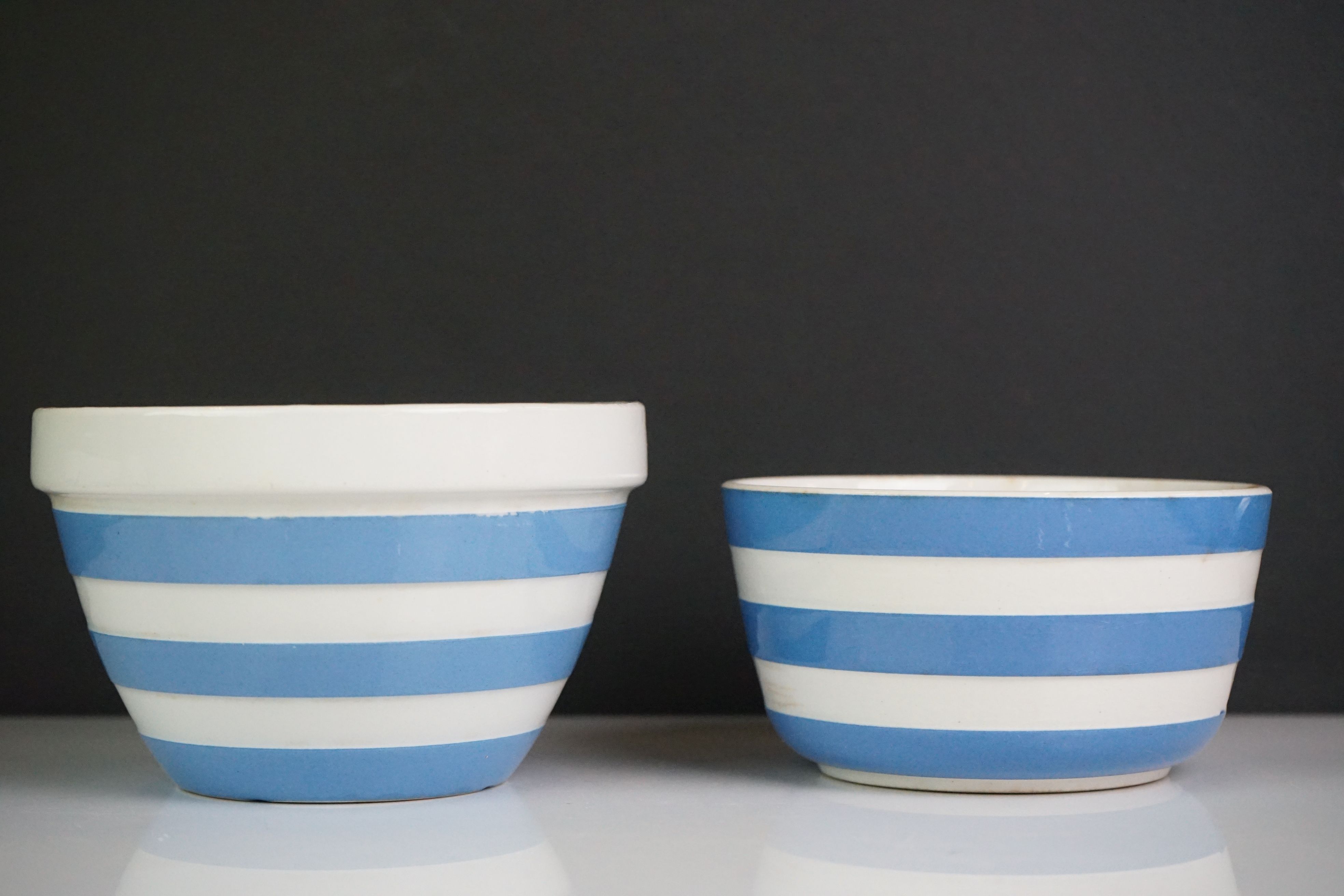 T G Green Cornishware including Yellow Sugar Shaker, Two Blue Pouring Bowls and Two further Blue - Image 4 of 9