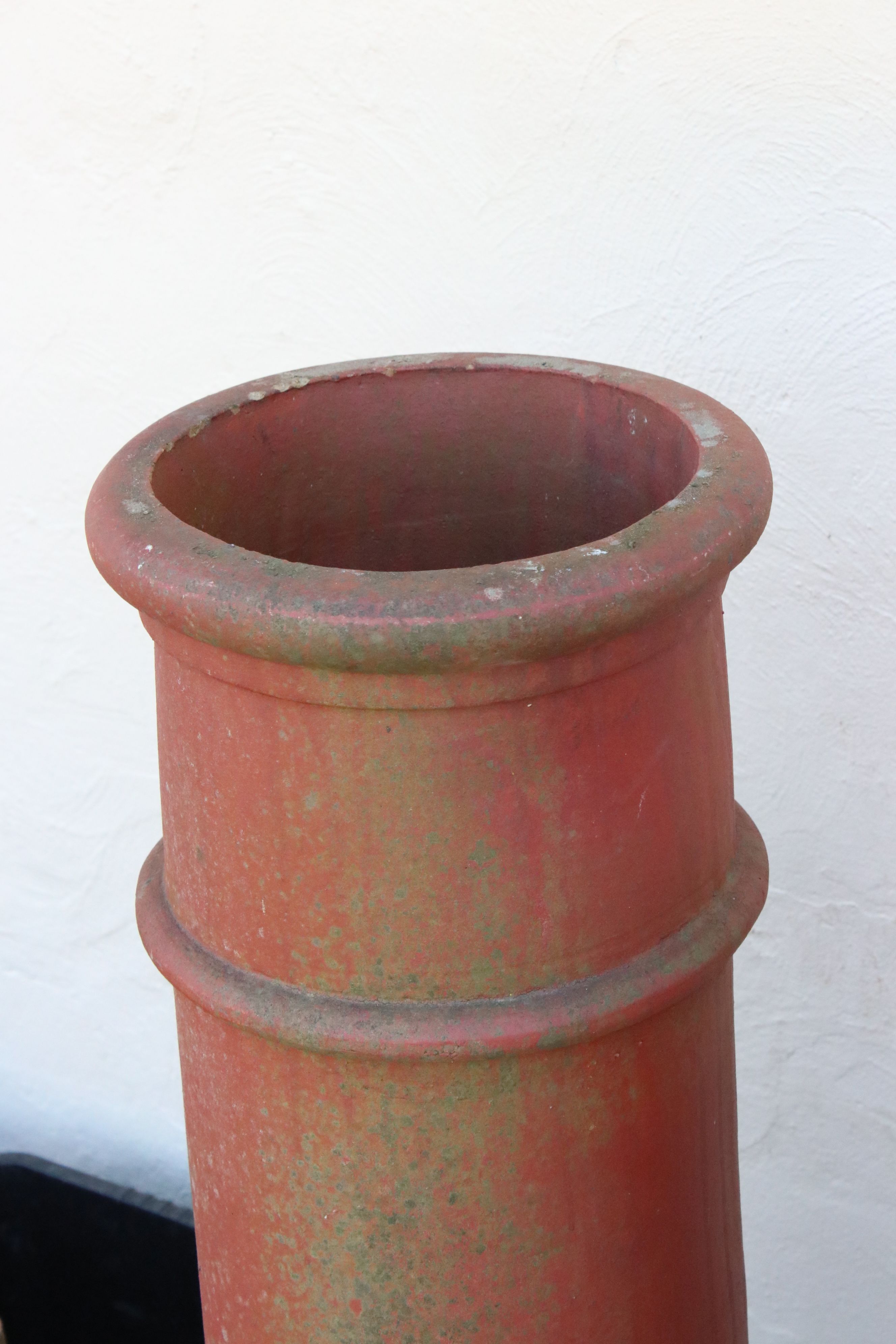 A Belfast sink together with two large chimney pots. - Image 3 of 4