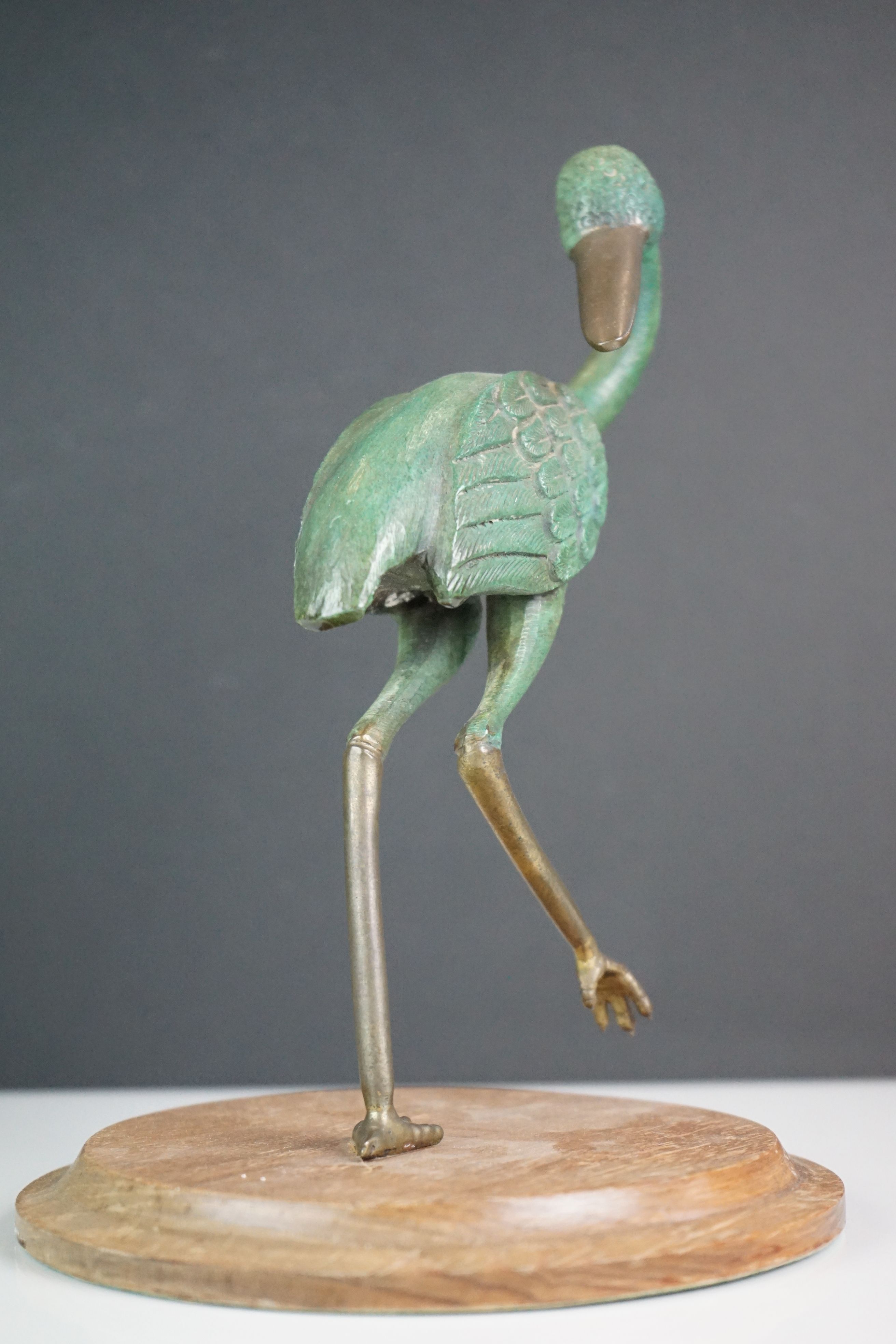 Painted sculpture of a bronze wader type bird, mounted on a wooden plinth - Image 2 of 4