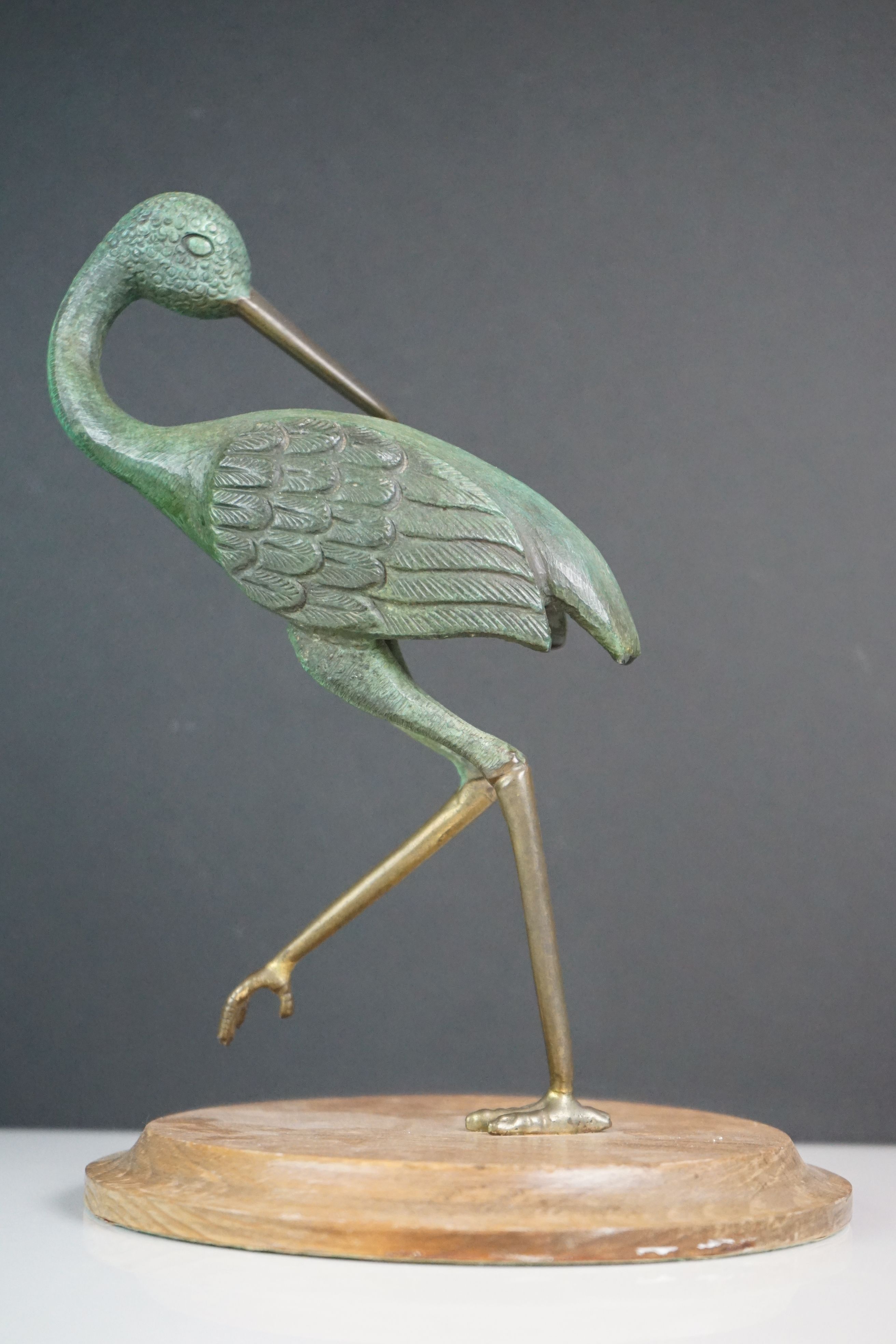 Painted sculpture of a bronze wader type bird, mounted on a wooden plinth - Image 3 of 4