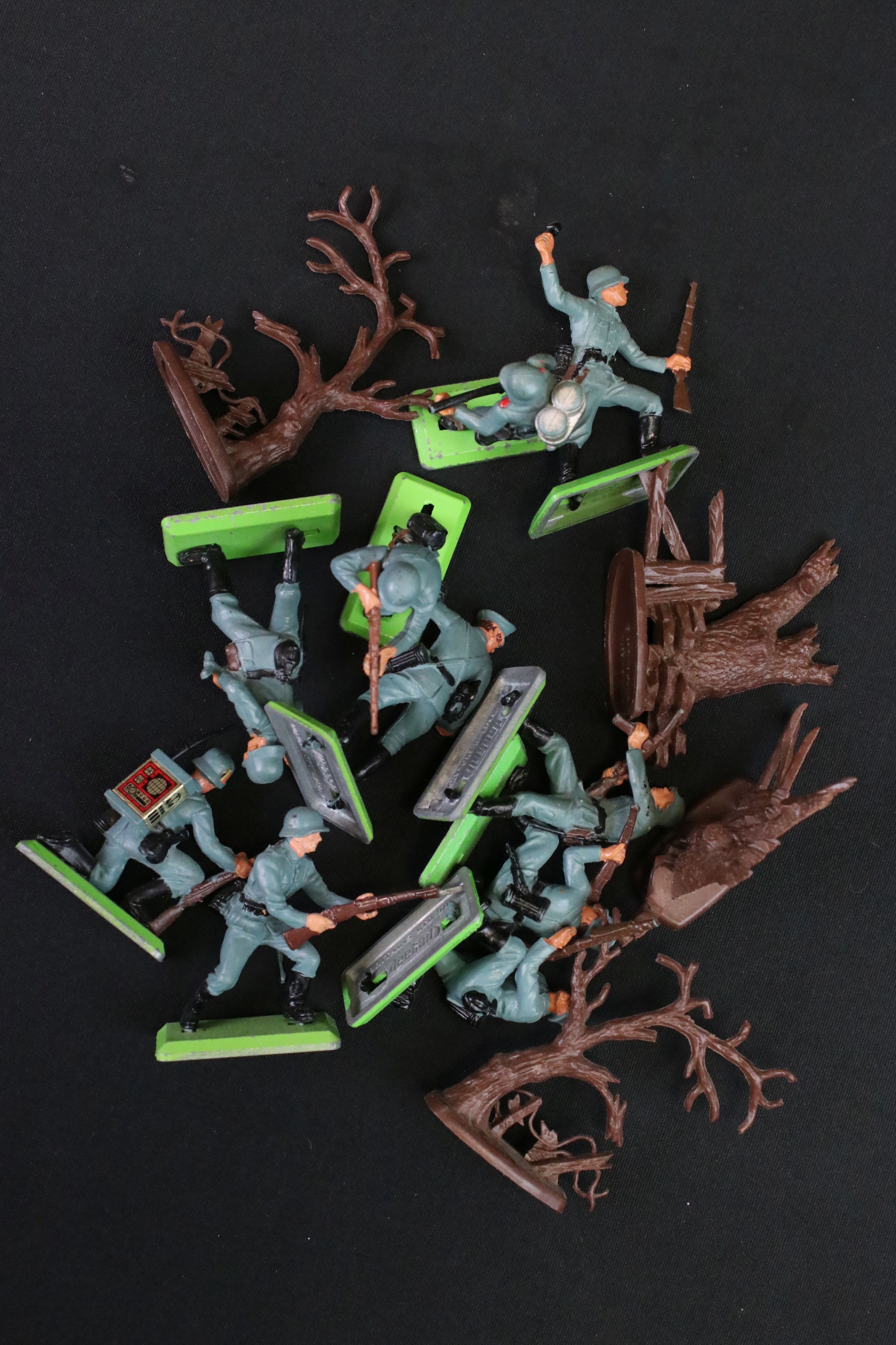 Collection of Britains Deetail WWII metal & plastic figures - Image 5 of 5