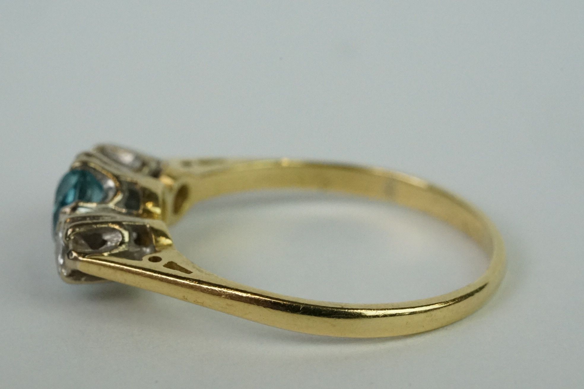 18ct yellow gold blue topaz and diamond three stone ring - Bild 5 aus 6