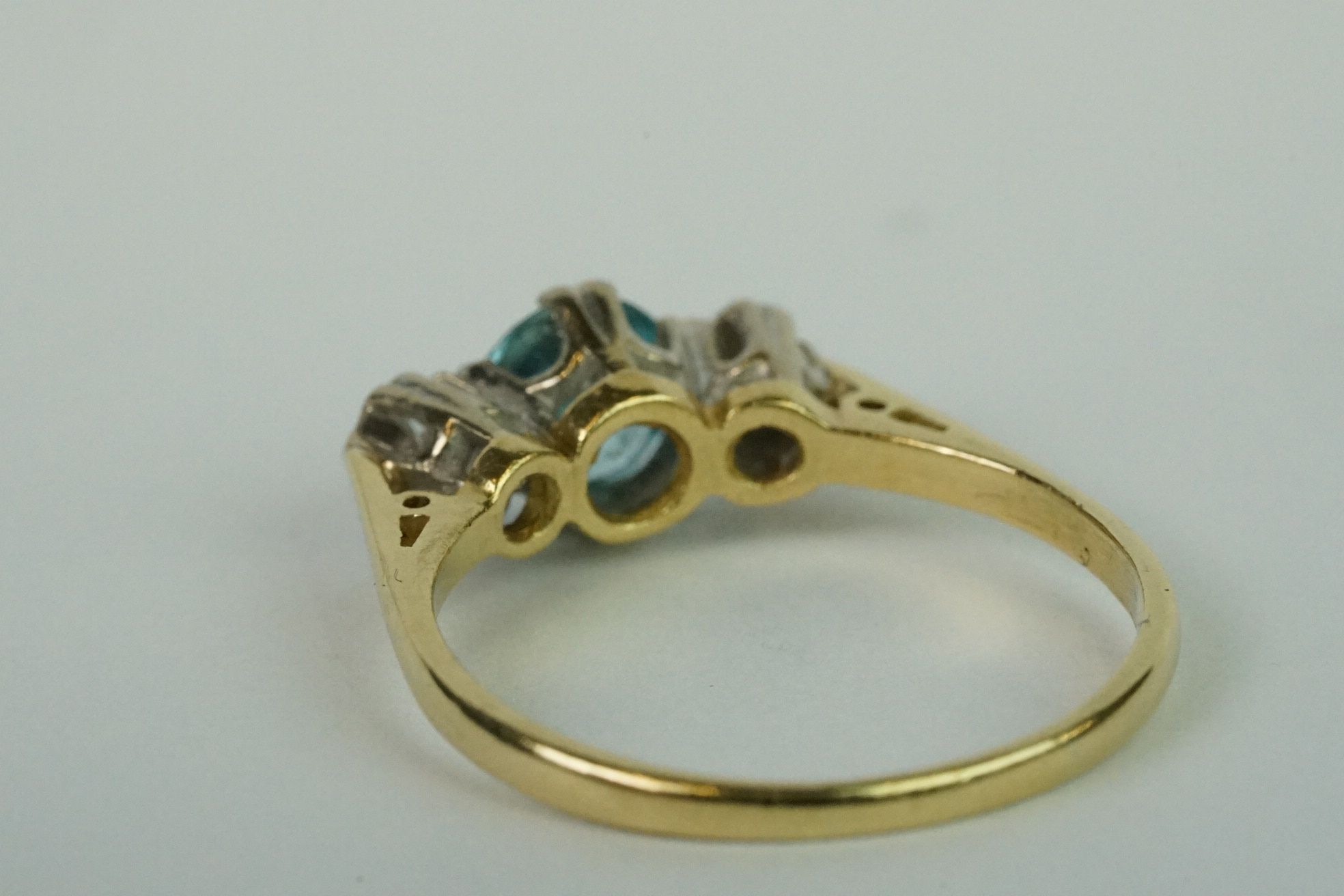 18ct yellow gold blue topaz and diamond three stone ring - Bild 6 aus 6