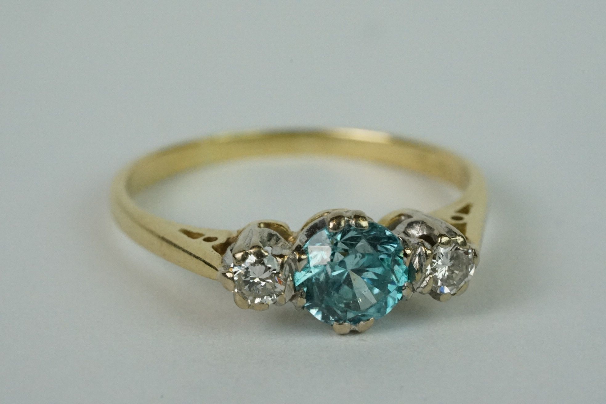 18ct yellow gold blue topaz and diamond three stone ring - Bild 4 aus 6