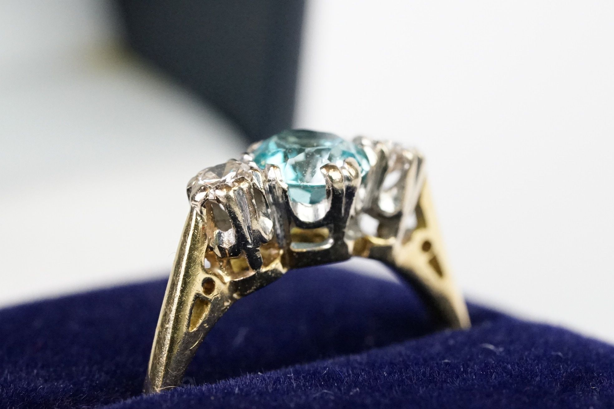 18ct yellow gold blue topaz and diamond three stone ring - Bild 2 aus 6