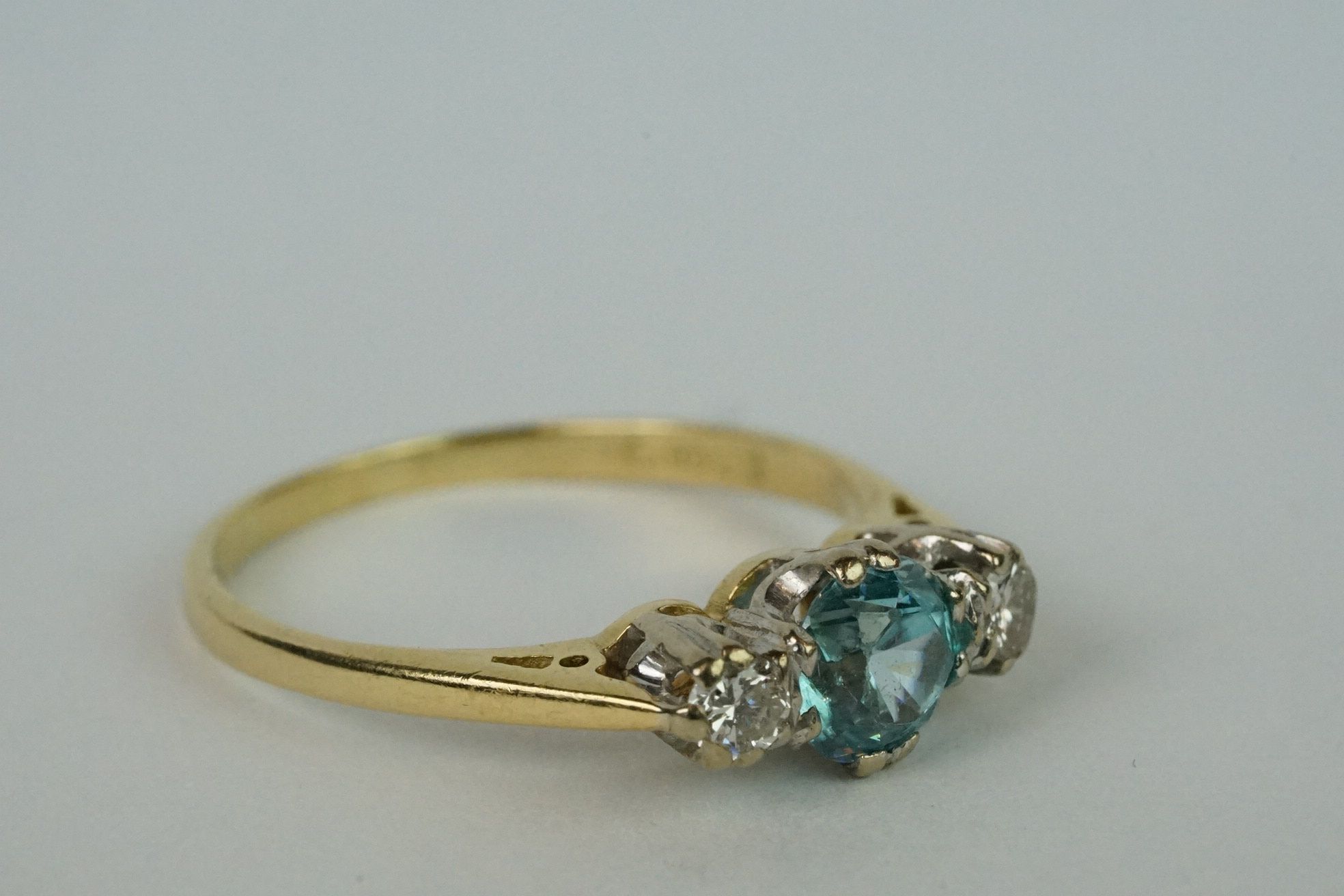 18ct yellow gold blue topaz and diamond three stone ring - Bild 3 aus 6