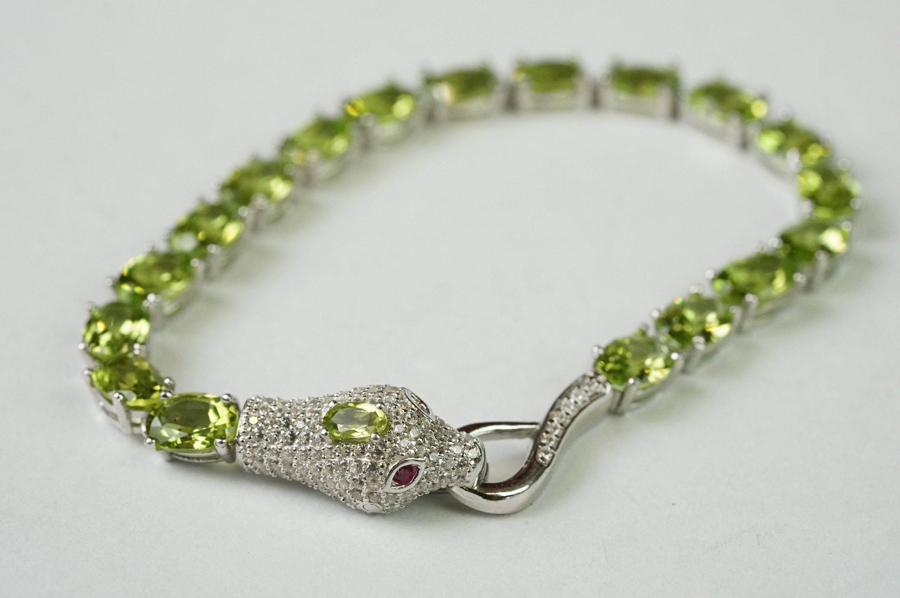 Silver CZ & peridot line bracelet, set with a snake head clasp set with ruby eyes - Bild 2 aus 2