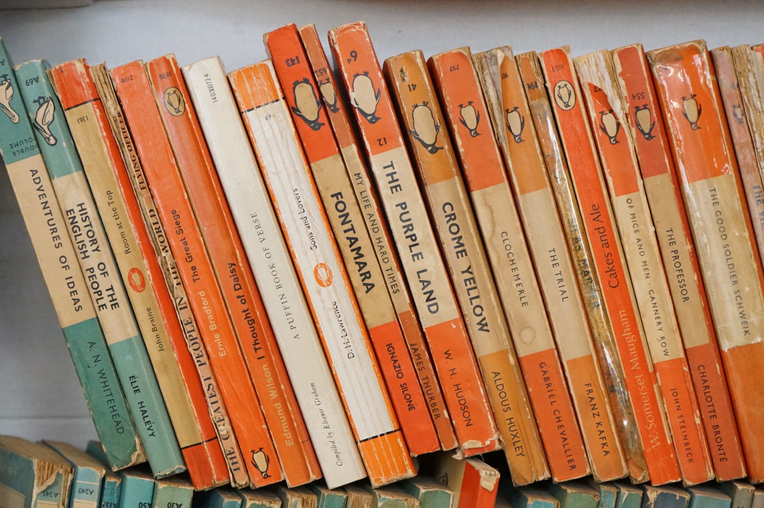 A large collection of vintage Penguin paperback books - Image 2 of 5