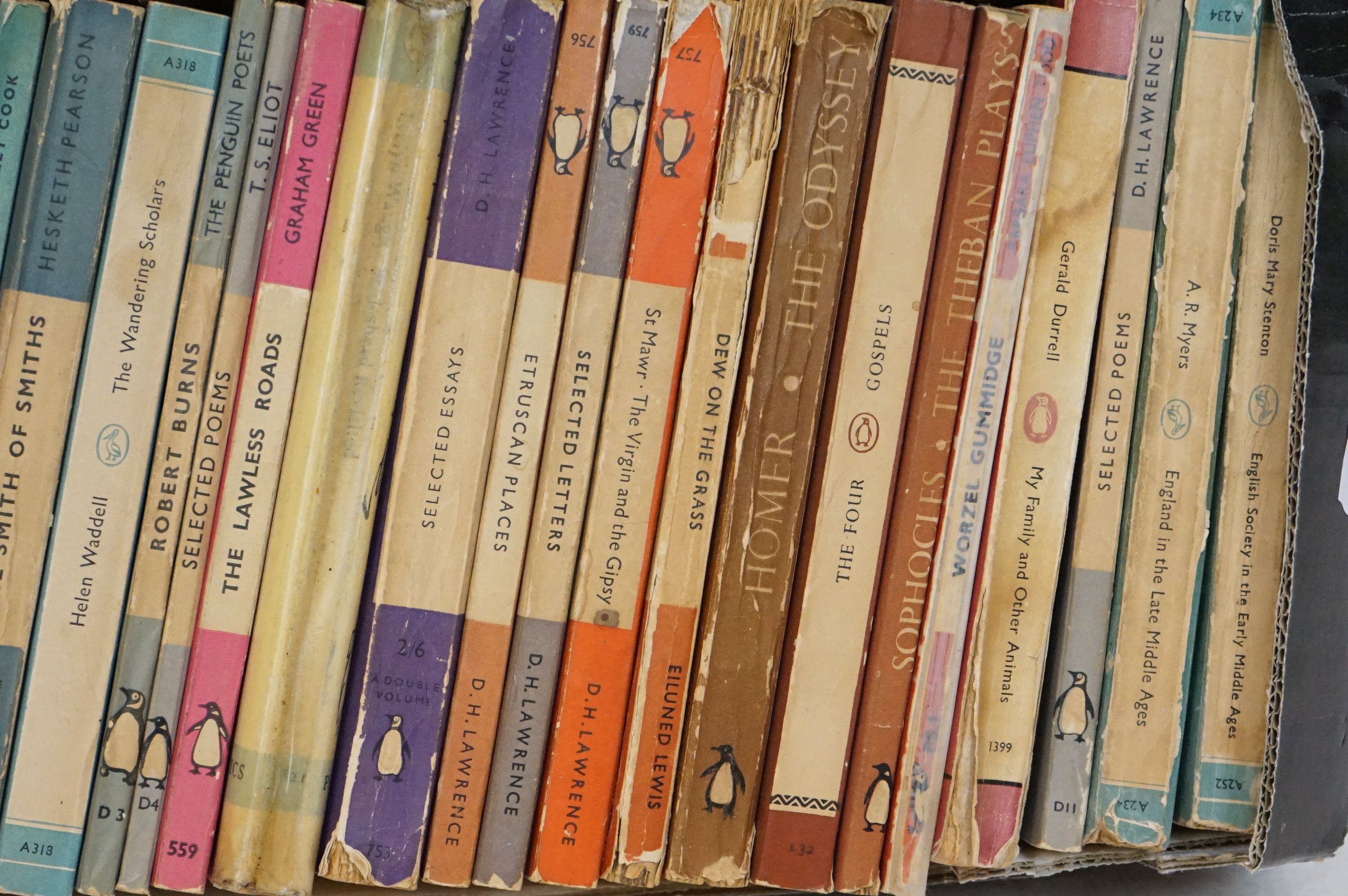 A large collection of vintage Penguin paperback books - Image 4 of 5