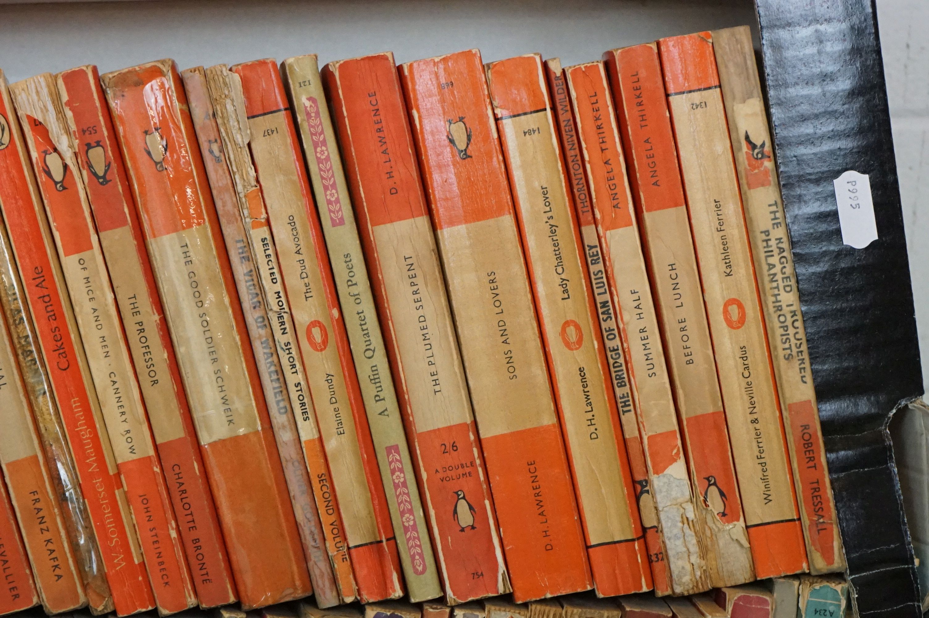A large collection of vintage Penguin paperback books - Image 3 of 5