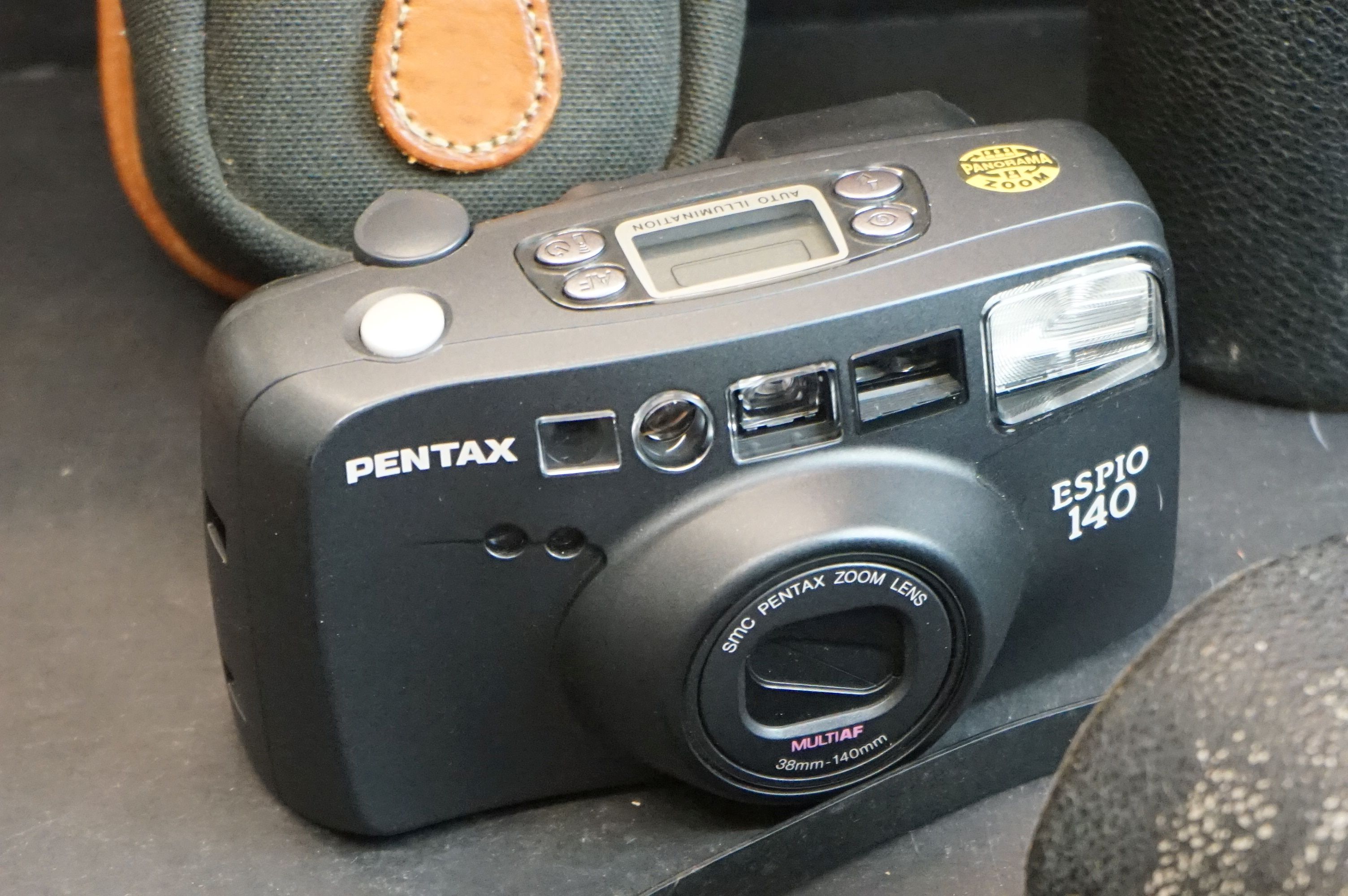 A small collection of mixed photographic equipment to include a Pentax Sportmatic F 35mm SLR camera. - Image 5 of 8