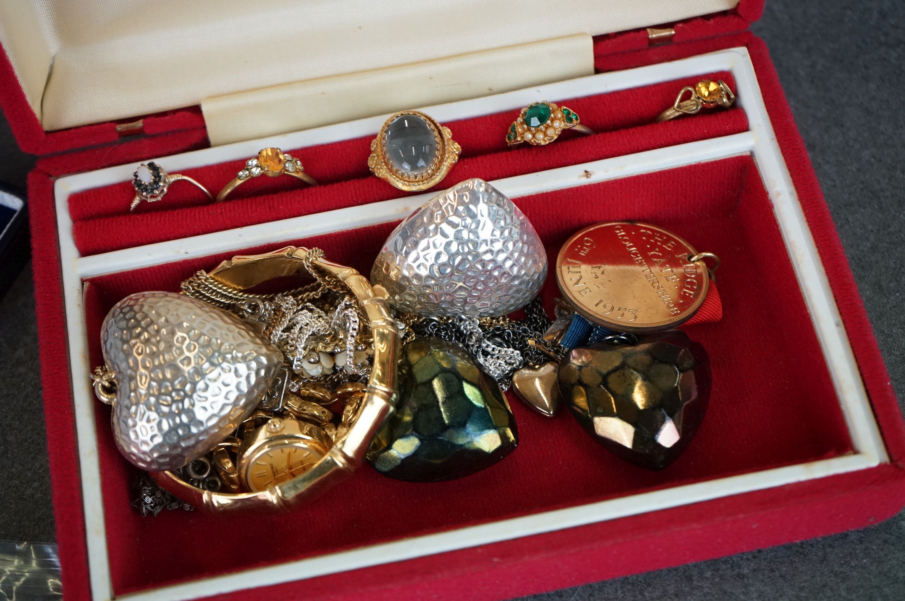 A small collection of vintage and contemporary costume jewellery. - Image 2 of 4