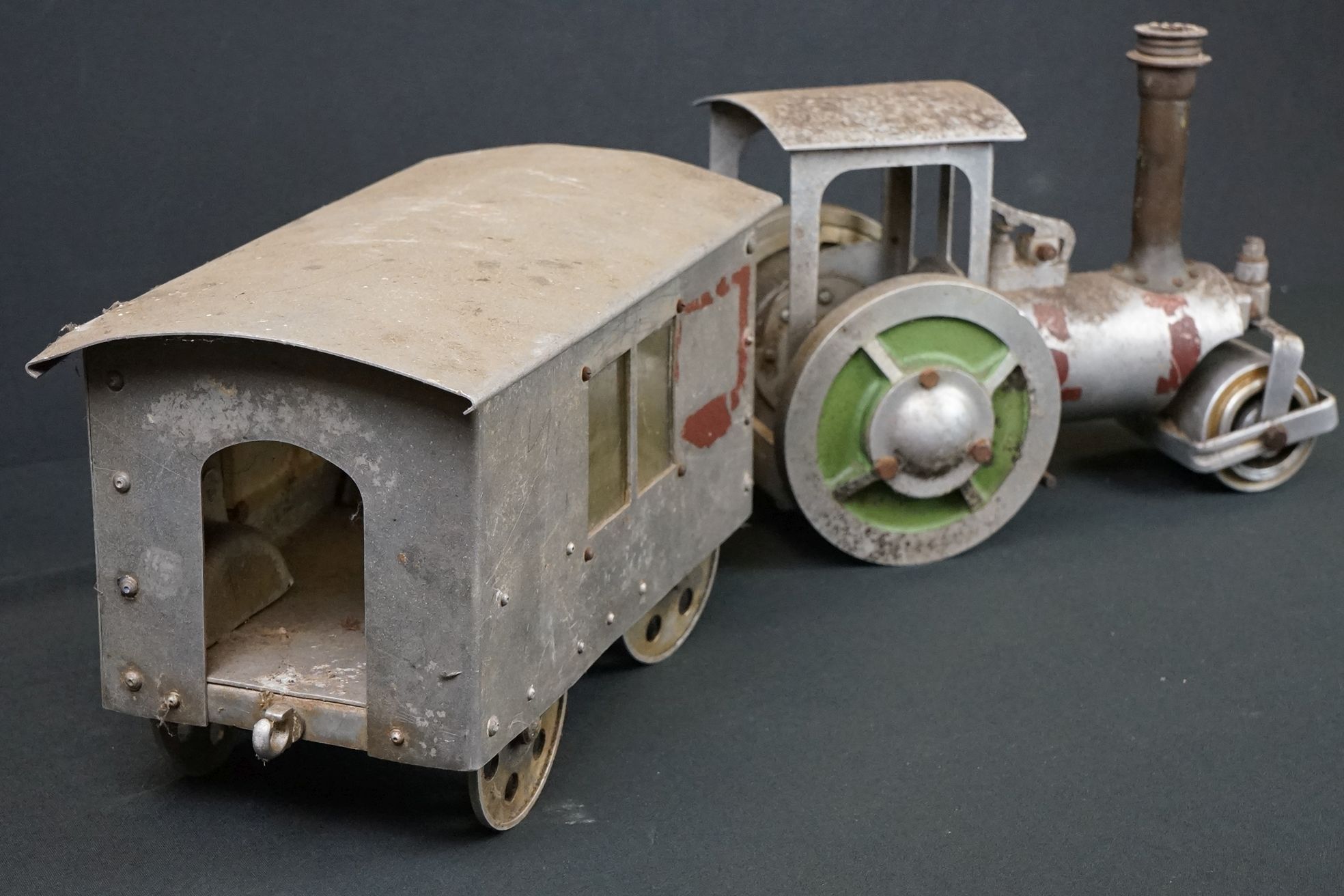 Unbranded metal steam roller engine plus coach, kit/scratch built, showing wear - Image 7 of 7