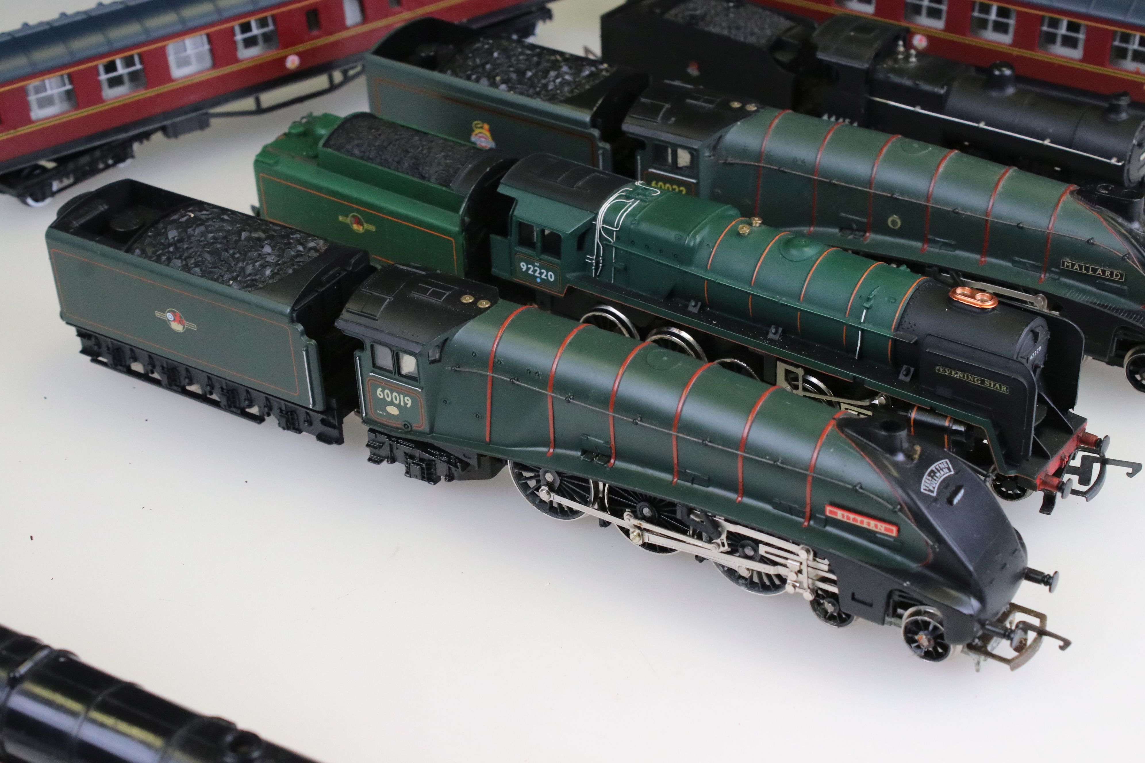 Six OO gauge locomotives to include 2 x Hornby Mallard in green, Hornby Evening Star, Triang - Image 4 of 9
