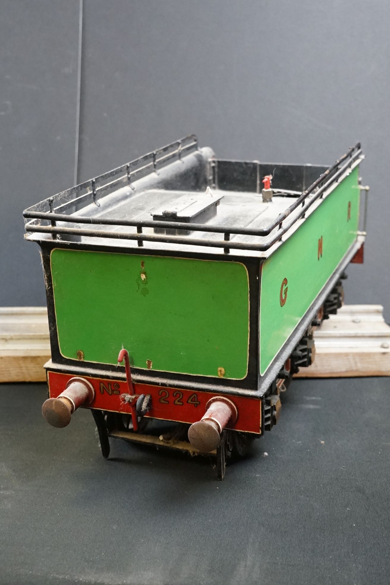 Impressive kit/scratch built 4-4-2 live steam locomotive in green livery, painted 224 GNR, wheel - Image 8 of 20