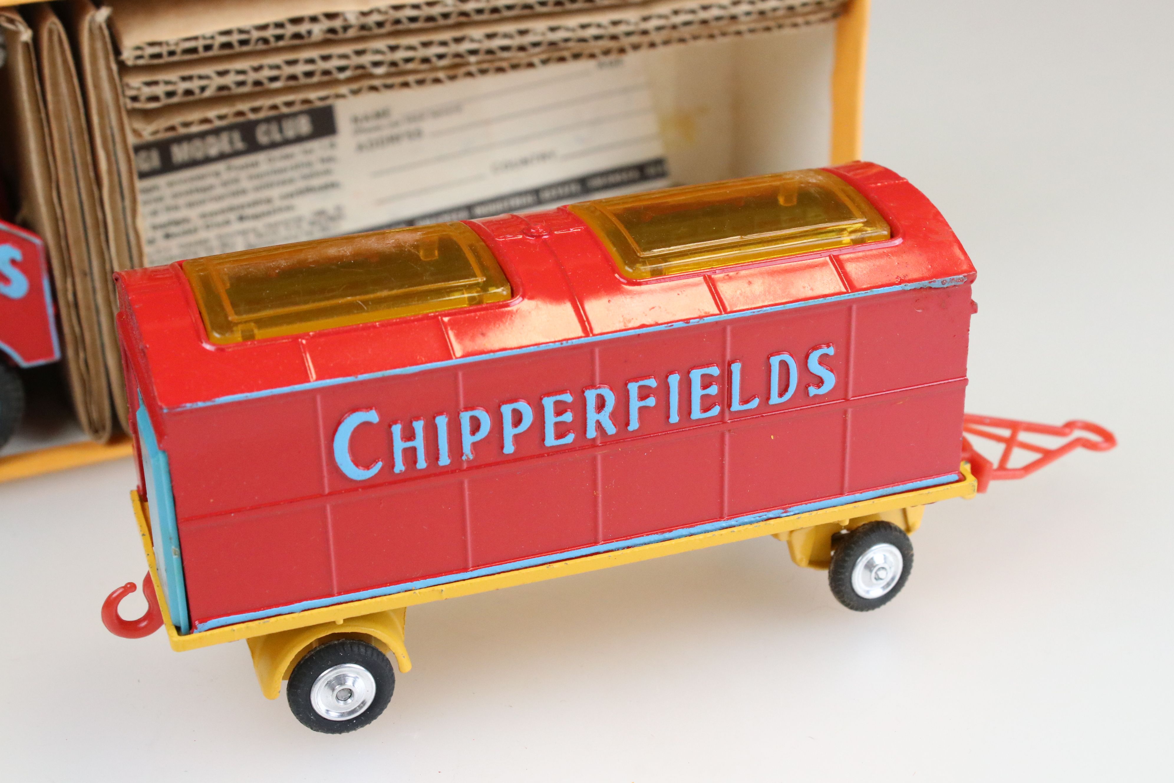 Boxed Corgi Major Gift Set No. 12 Chipperfields Circus Crane Truck and Cage in excellent condition - Image 9 of 13