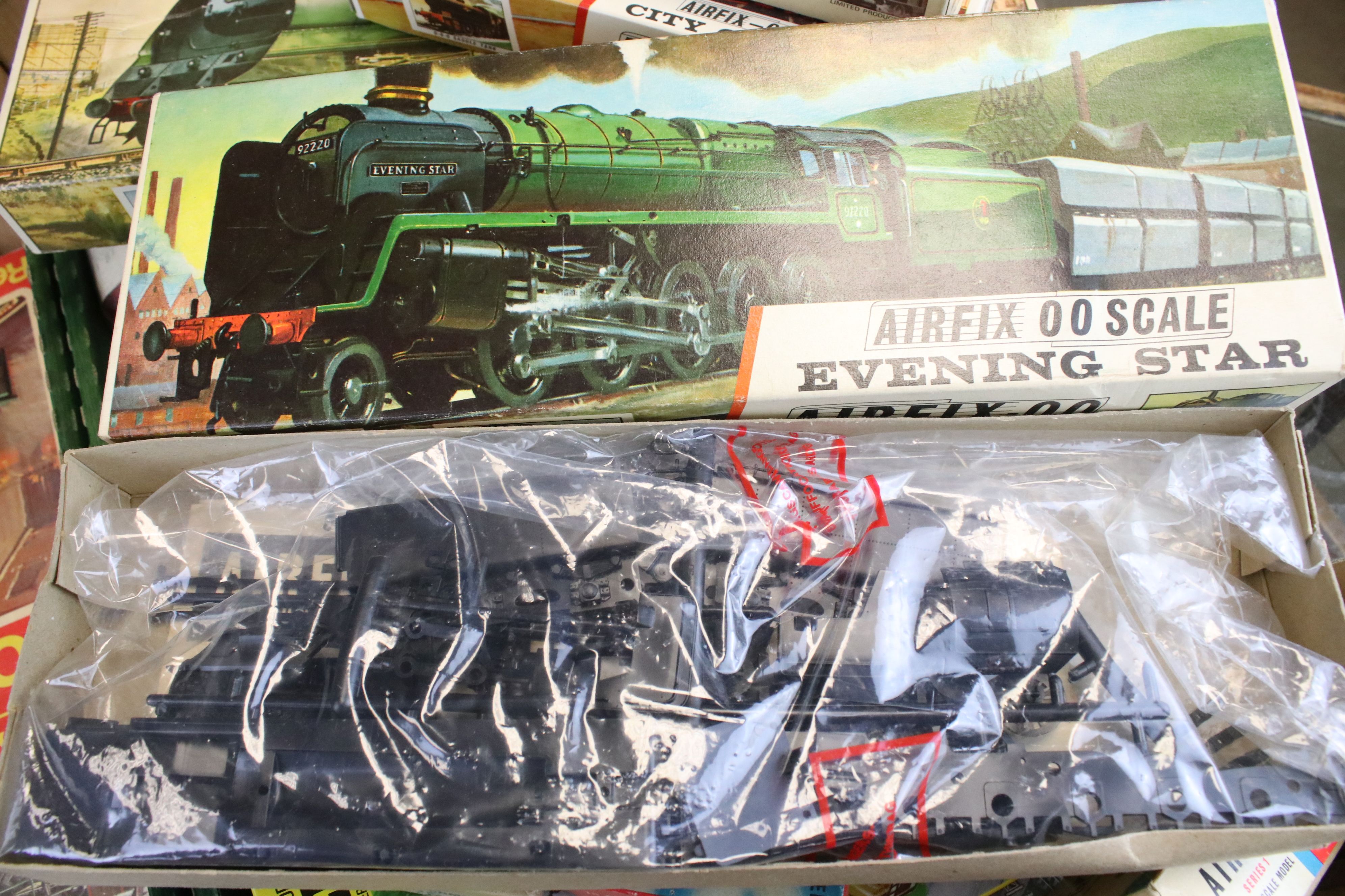 Airfix OO/HO - 44 Boxed & bagged Airfix plastic railway model kits to include 10 x locos (3 x 0-4- - Image 17 of 20