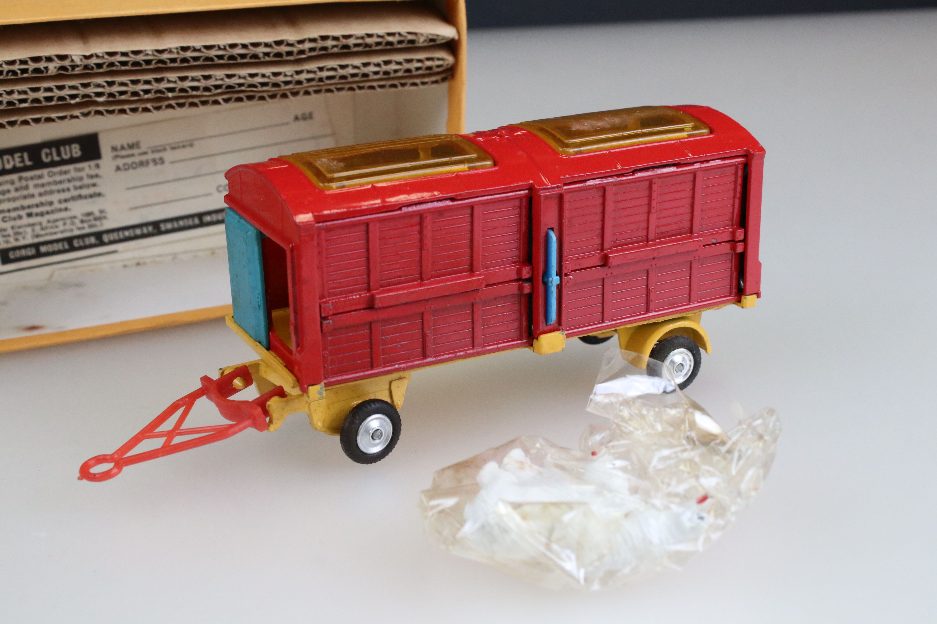 Boxed Corgi Major Gift Set No. 12 Chipperfields Circus Crane Truck and Cage in excellent condition - Image 6 of 13