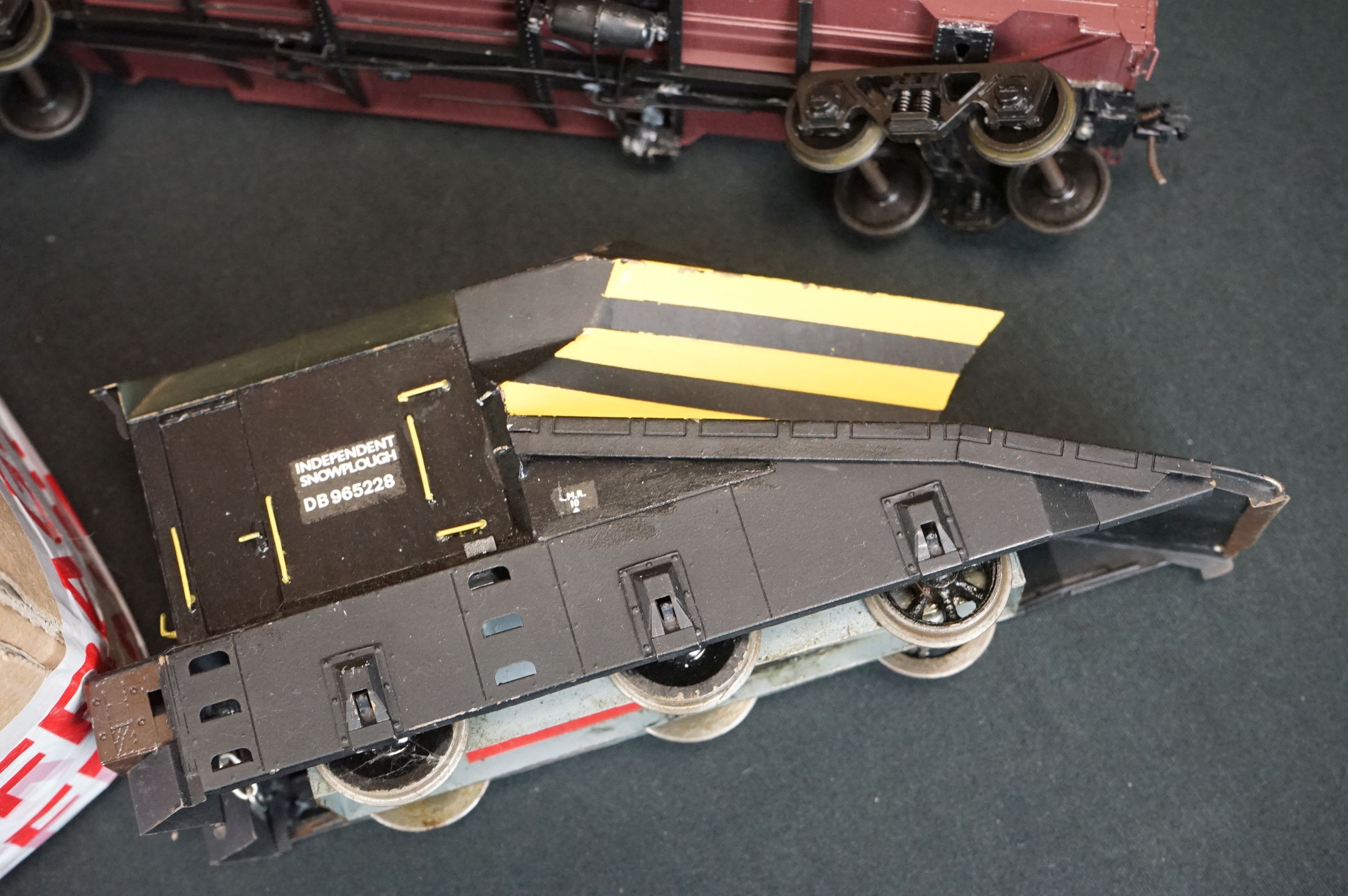 Around 40 O gauge items of rolling stock featuring various makers and kit built examples, to include - Image 5 of 6