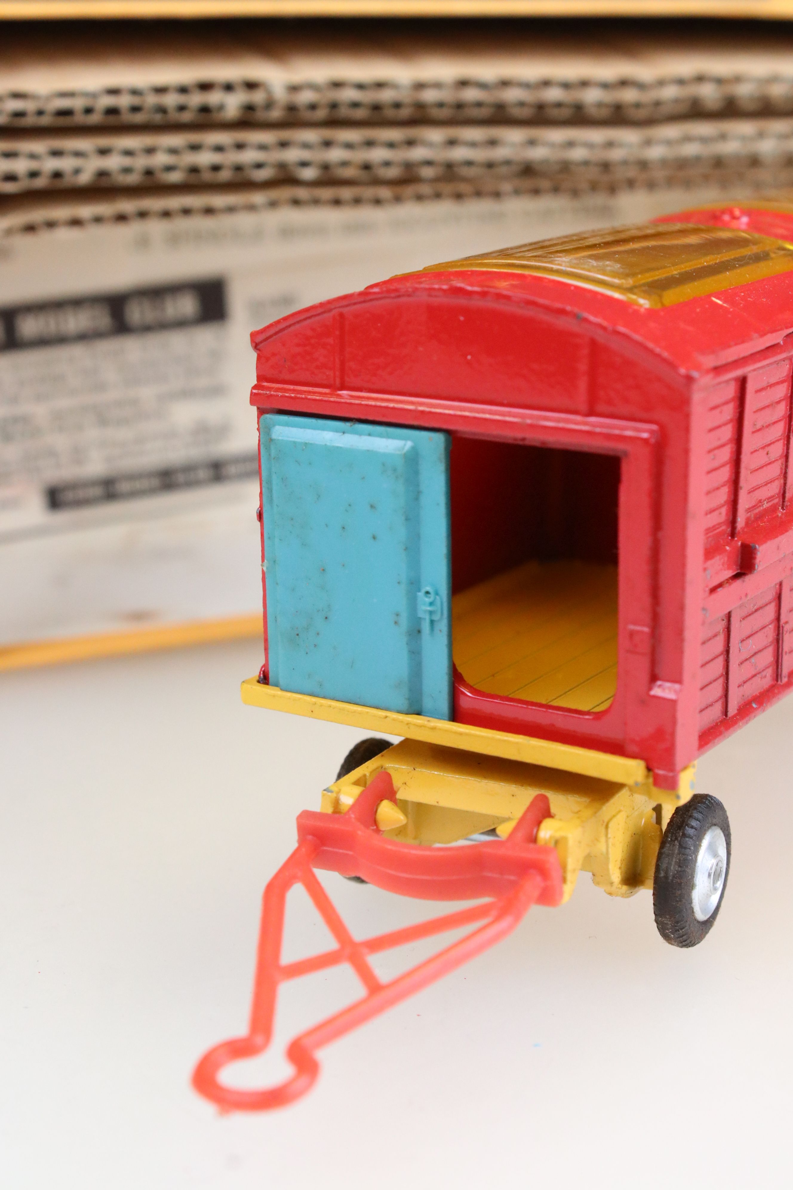 Boxed Corgi Major Gift Set No. 12 Chipperfields Circus Crane Truck and Cage in excellent condition - Image 8 of 13