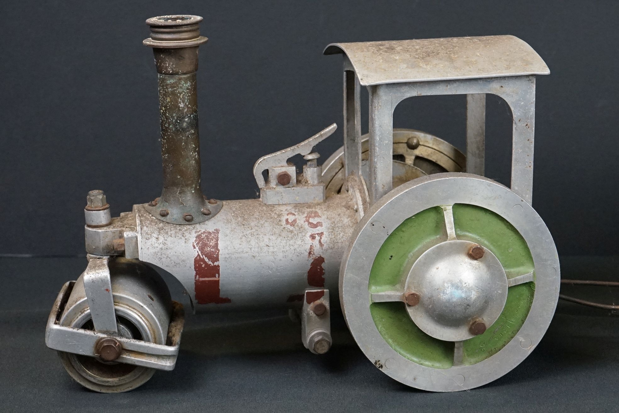 Unbranded metal steam roller engine plus coach, kit/scratch built, showing wear - Image 2 of 7