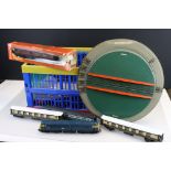 Quantity of OO gauge model railway to include Hornby 47568 Diesel locomotive, Royal Mail coach, 5