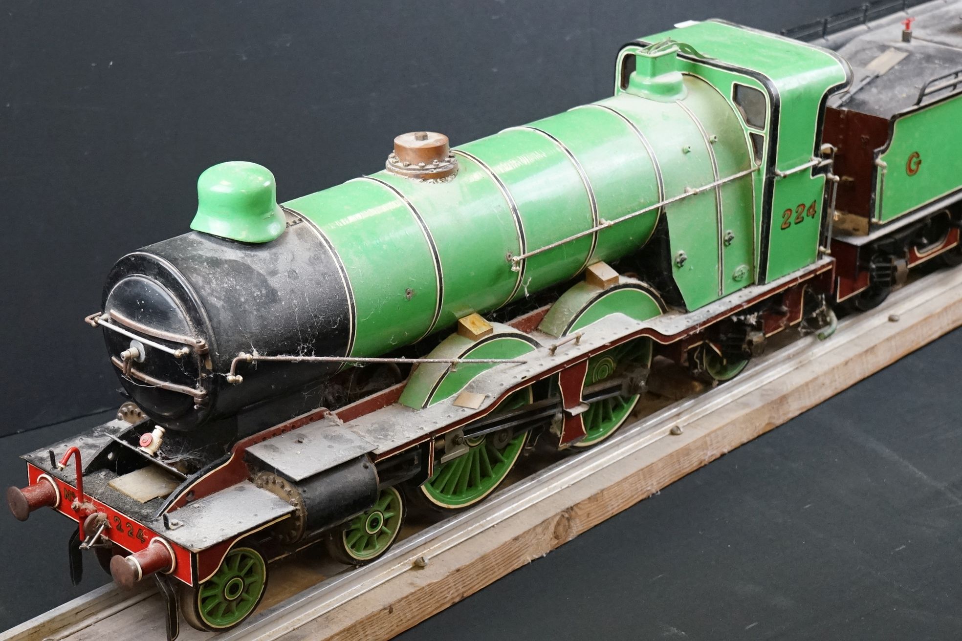 Impressive kit/scratch built 4-4-2 live steam locomotive in green livery, painted 224 GNR, wheel - Image 2 of 20