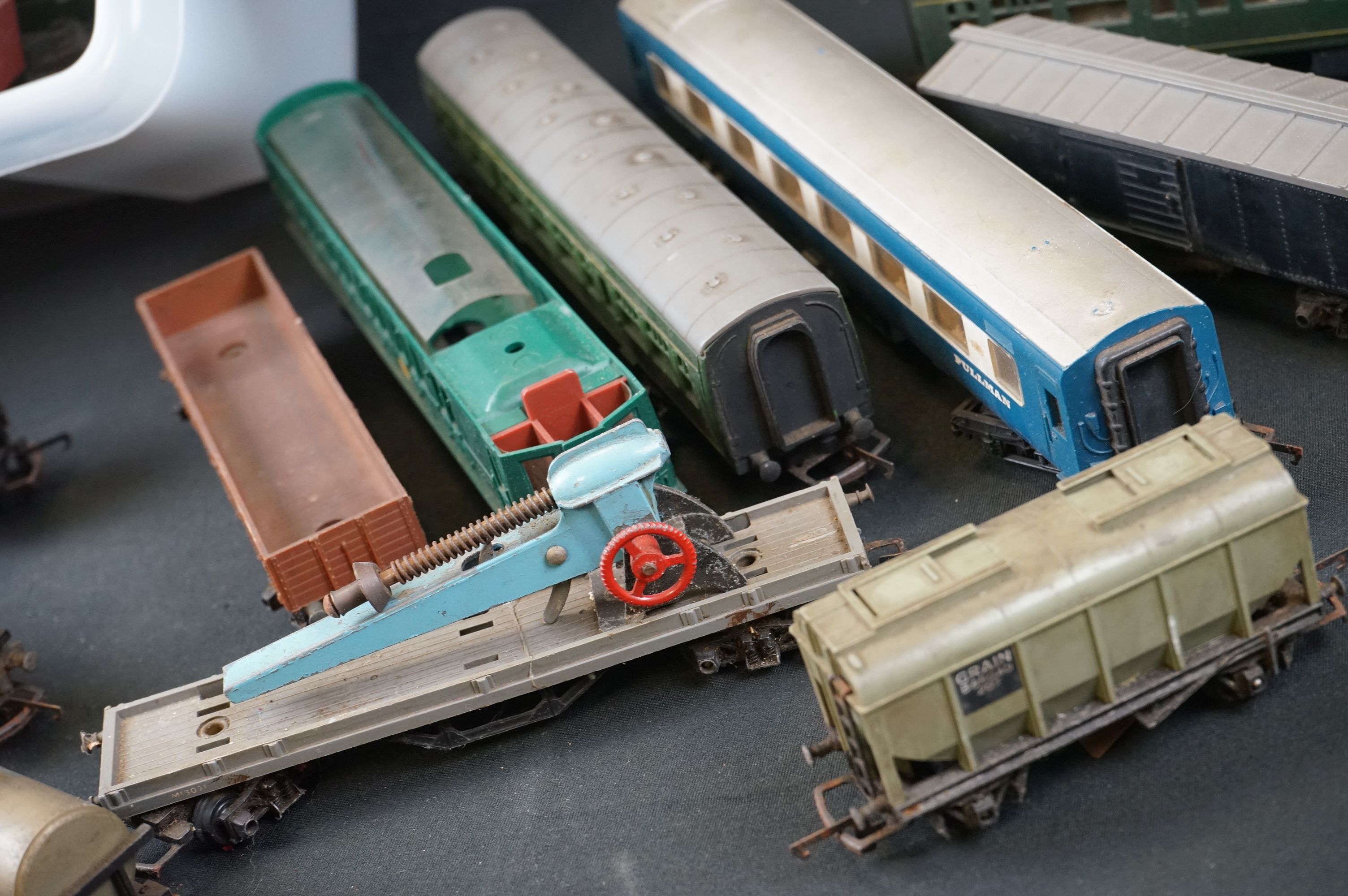 Around 30 OO gauge items of rolling stock to include Triang and Wrenn examples - Image 4 of 6