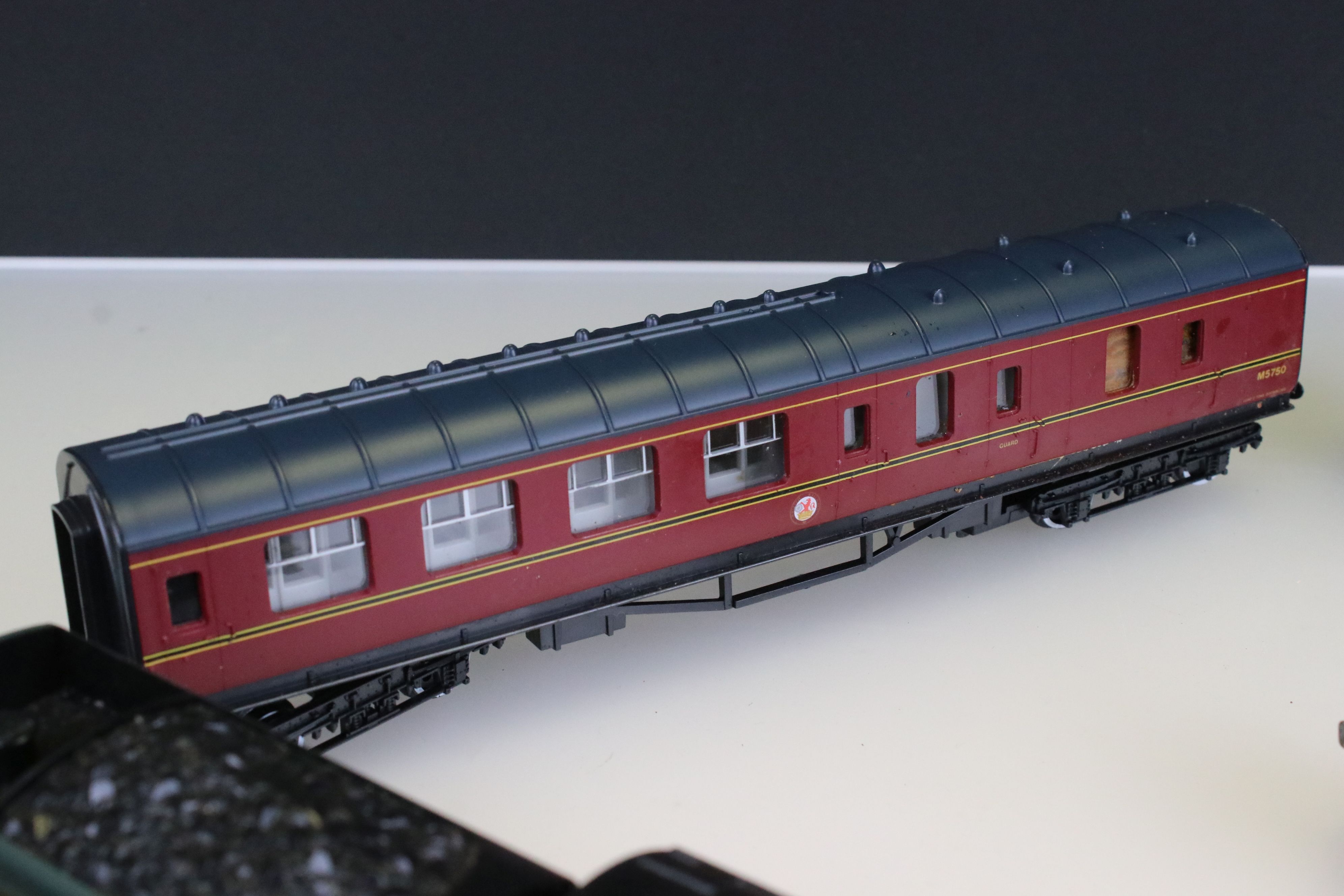 Six OO gauge locomotives to include 2 x Hornby Mallard in green, Hornby Evening Star, Triang - Image 8 of 9