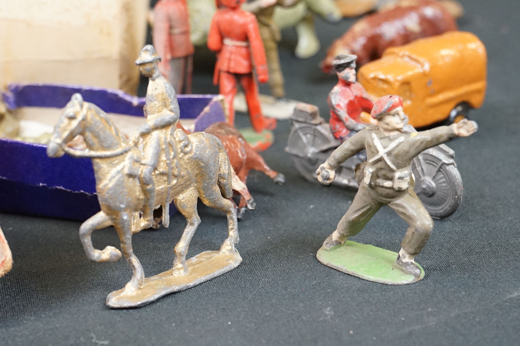 Collection of mid 20th C metal figures to include boxed Britains 199 Motor Machine Gun Corps ( - Image 5 of 19