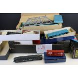 Quantity of HO gauge model railway to include Lima Southern Pacific locomotive, 13 x items of