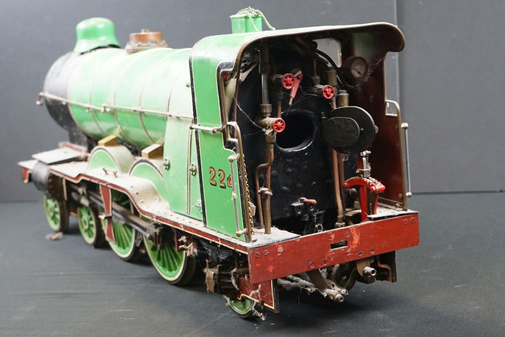 Impressive kit/scratch built 4-4-2 live steam locomotive in green livery, painted 224 GNR, wheel - Image 17 of 20
