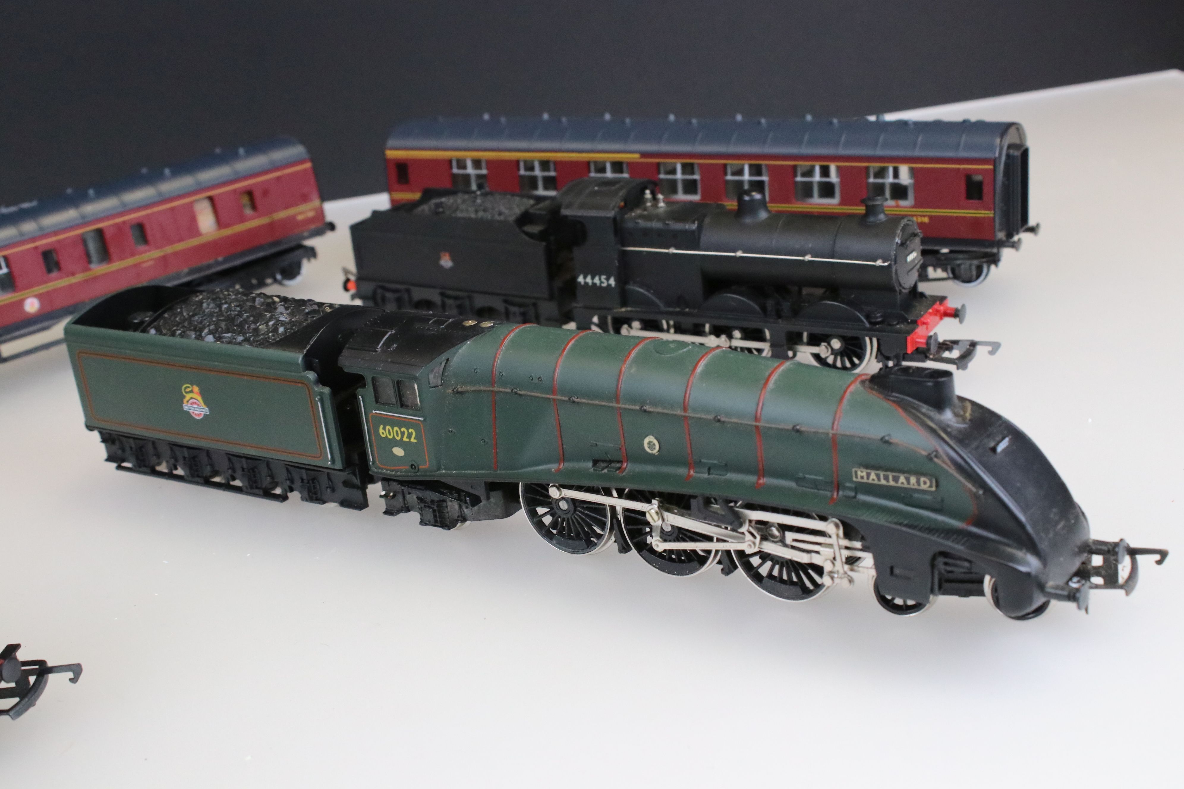 Six OO gauge locomotives to include 2 x Hornby Mallard in green, Hornby Evening Star, Triang - Image 6 of 9