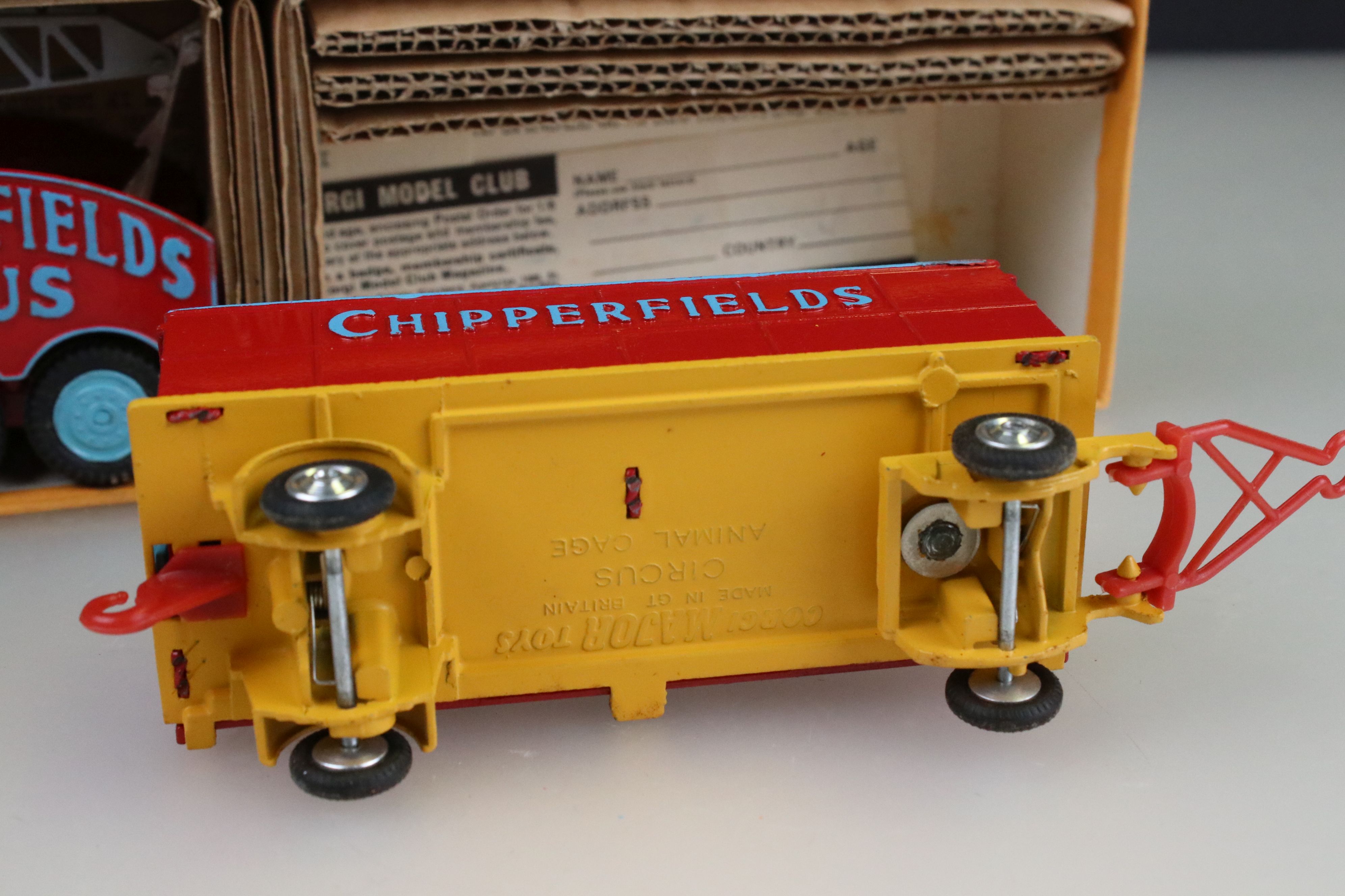 Boxed Corgi Major Gift Set No. 12 Chipperfields Circus Crane Truck and Cage in excellent condition - Image 10 of 13