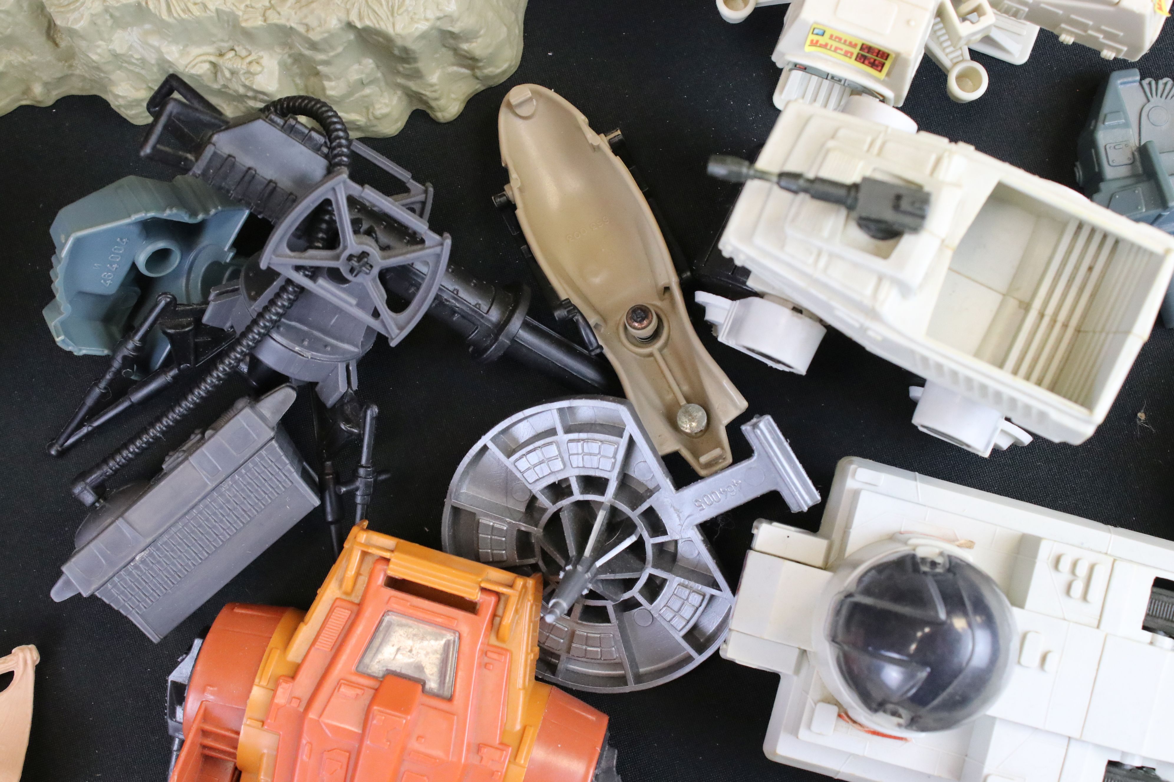 Star Wars - 19 original items to include 2 x Scout Bikes, Ewok Assault Catapult, Ewok Combat Glider, - Image 13 of 15