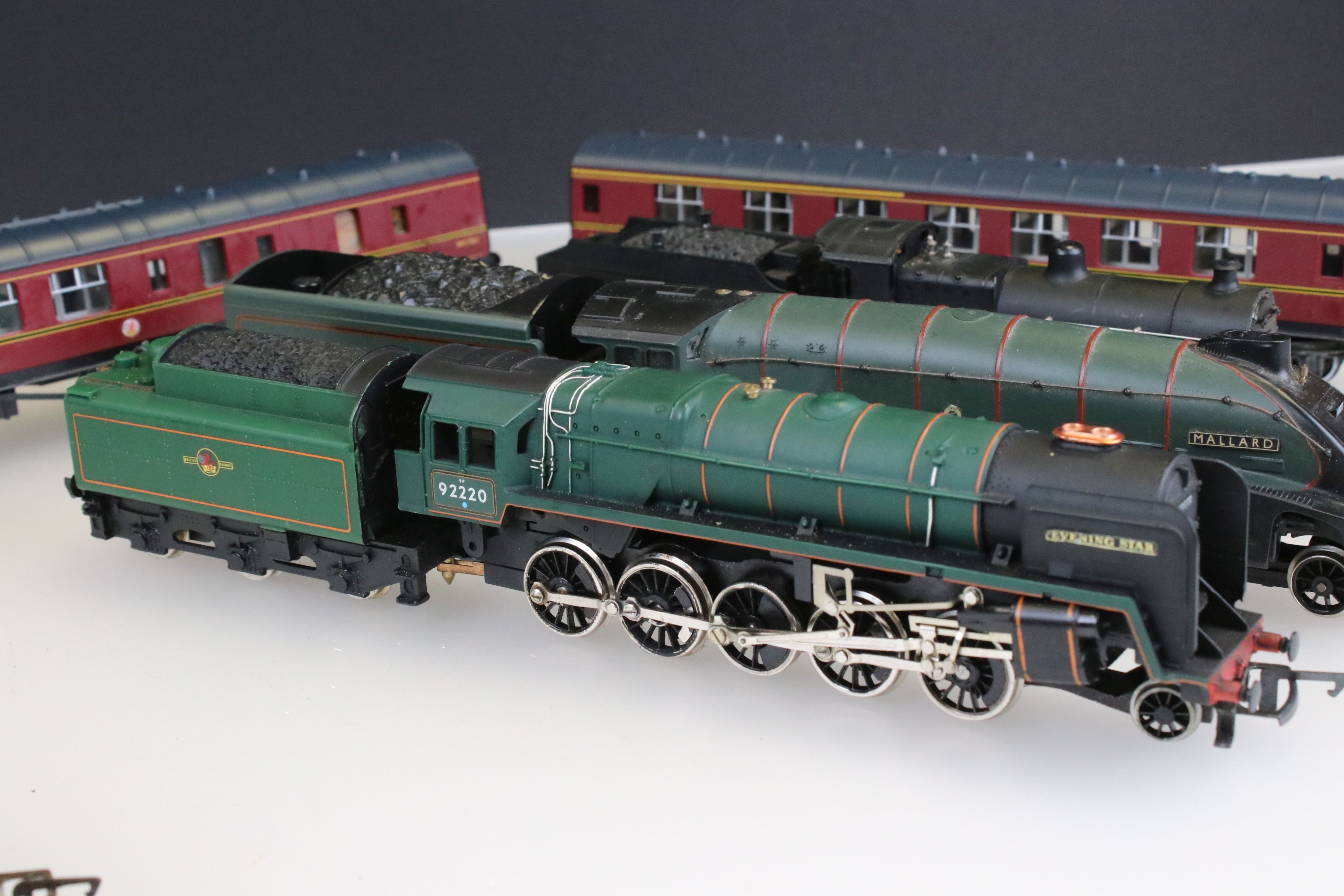Six OO gauge locomotives to include 2 x Hornby Mallard in green, Hornby Evening Star, Triang - Image 5 of 9