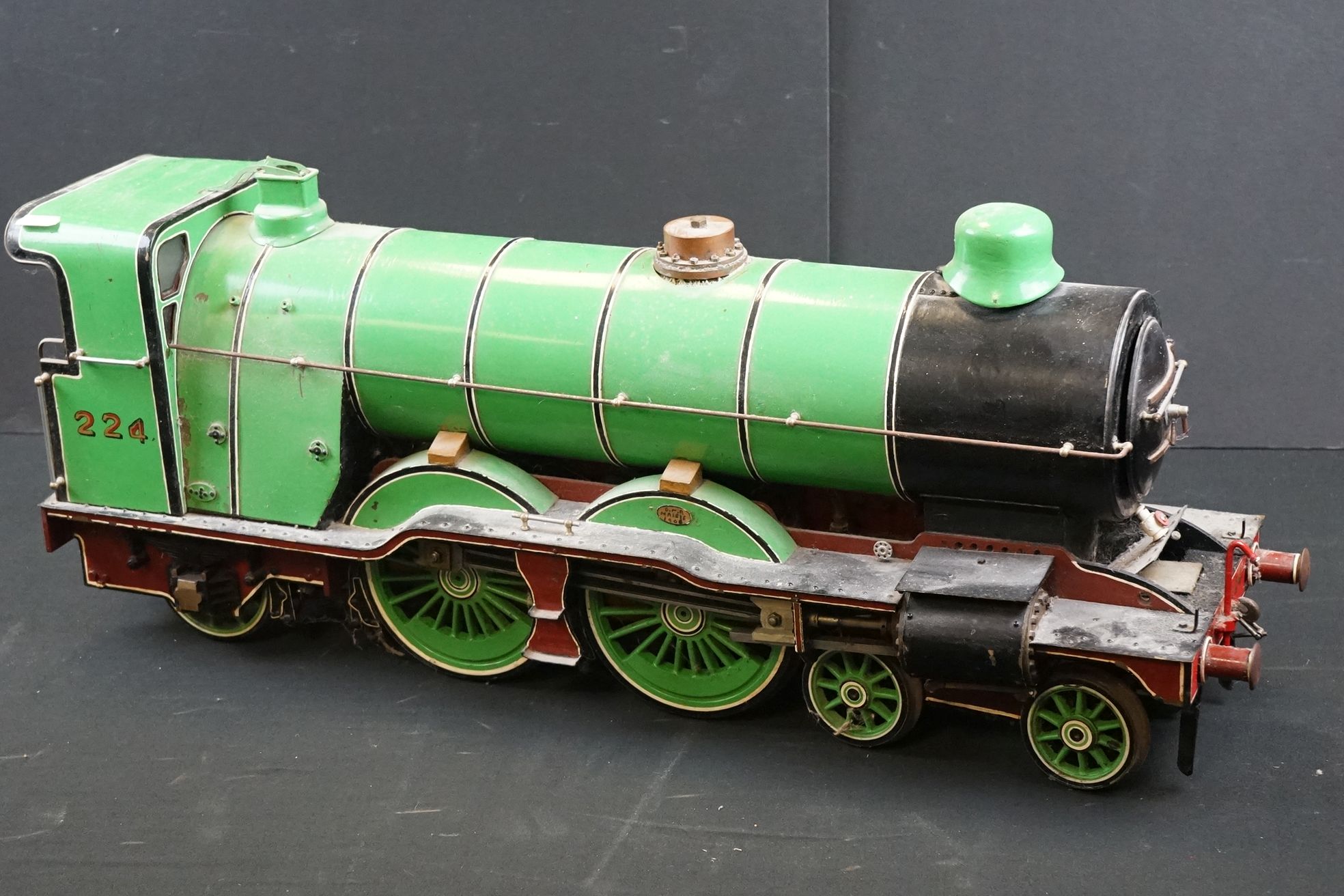 Impressive kit/scratch built 4-4-2 live steam locomotive in green livery, painted 224 GNR, wheel - Image 19 of 20