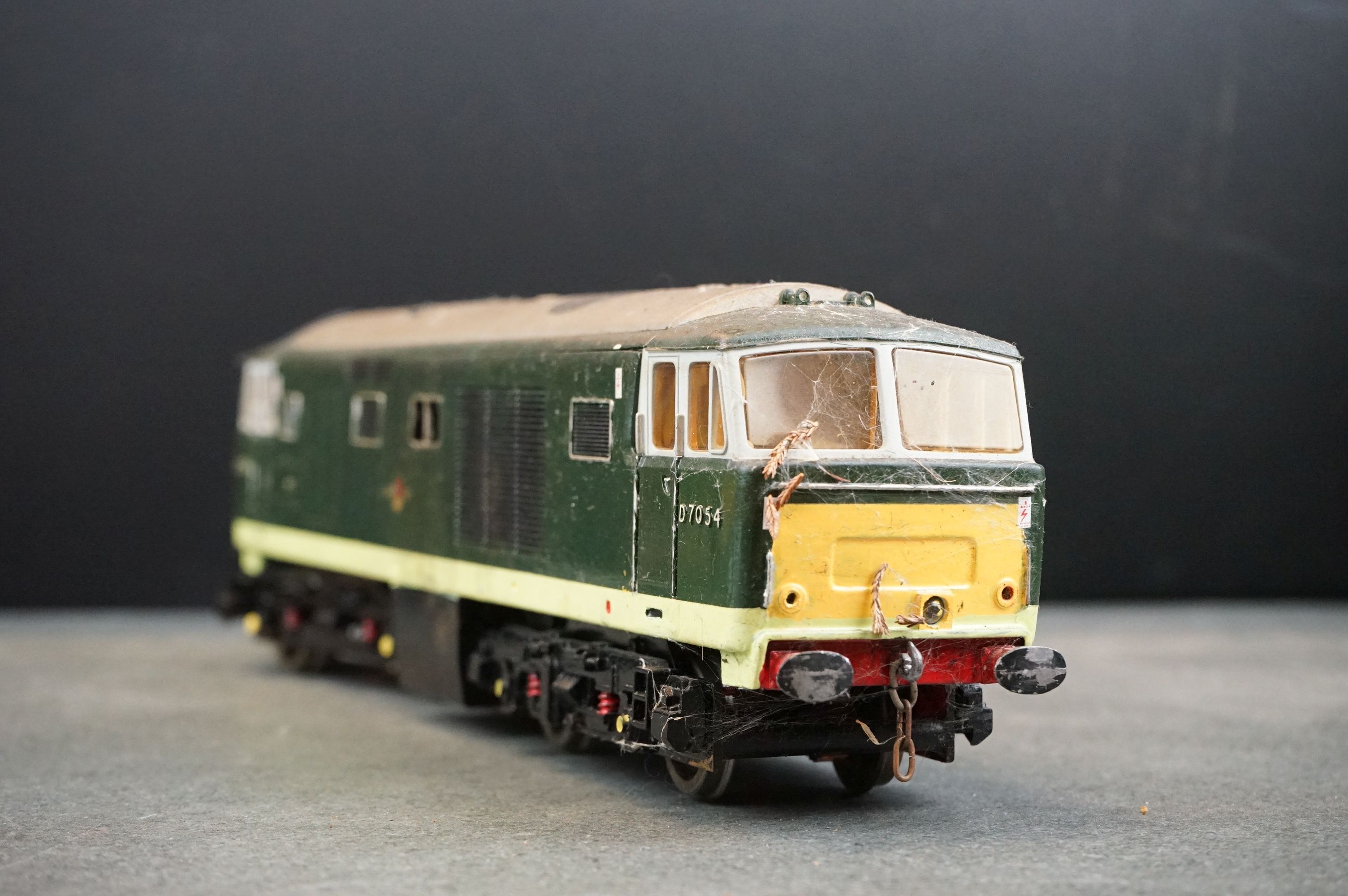 Three kit built O gauge Diesel locomotives in BR green livery to include D7043, D7054 & D7021, - Image 9 of 18