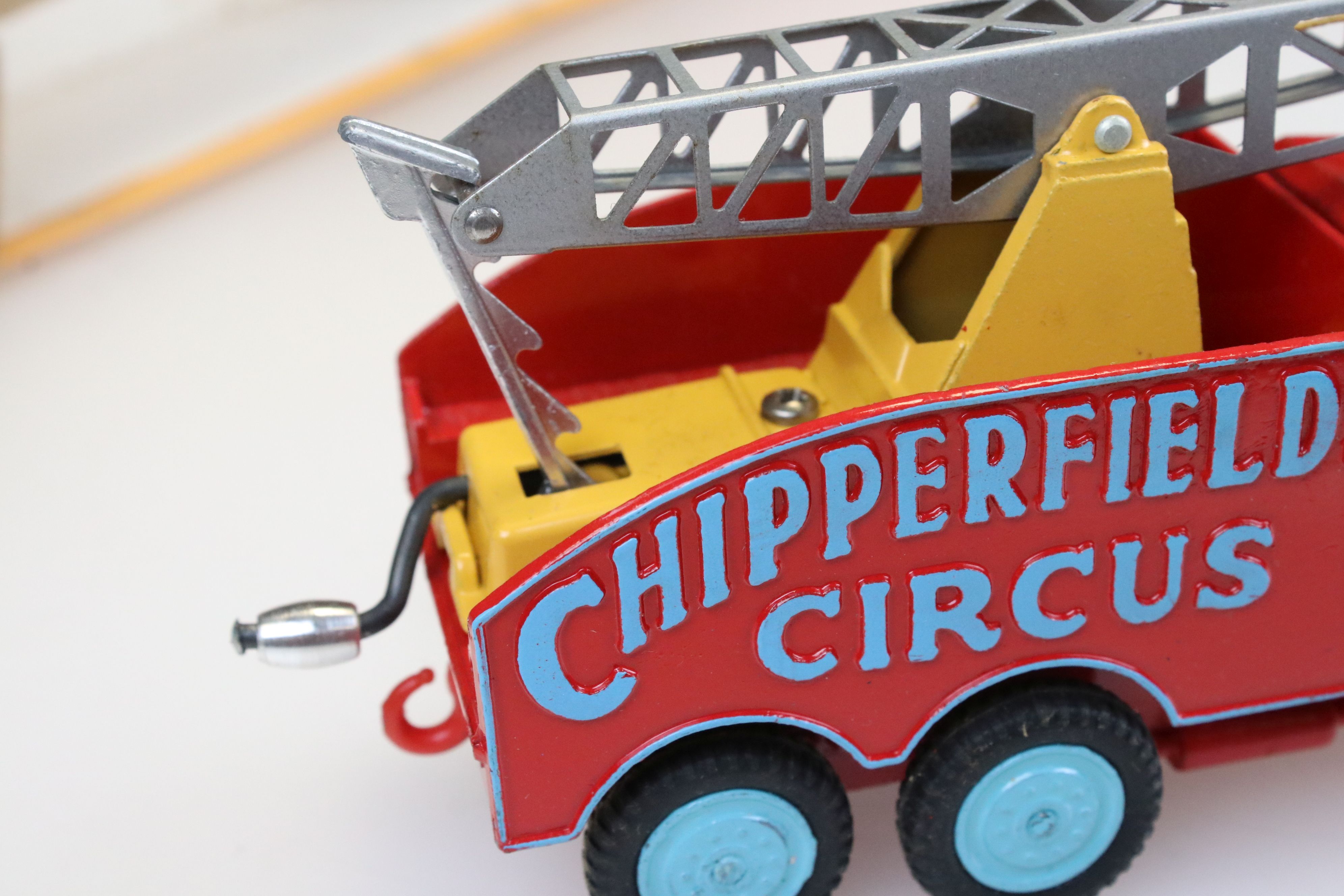 Boxed Corgi Major Gift Set No. 12 Chipperfields Circus Crane Truck and Cage in excellent condition - Image 4 of 13