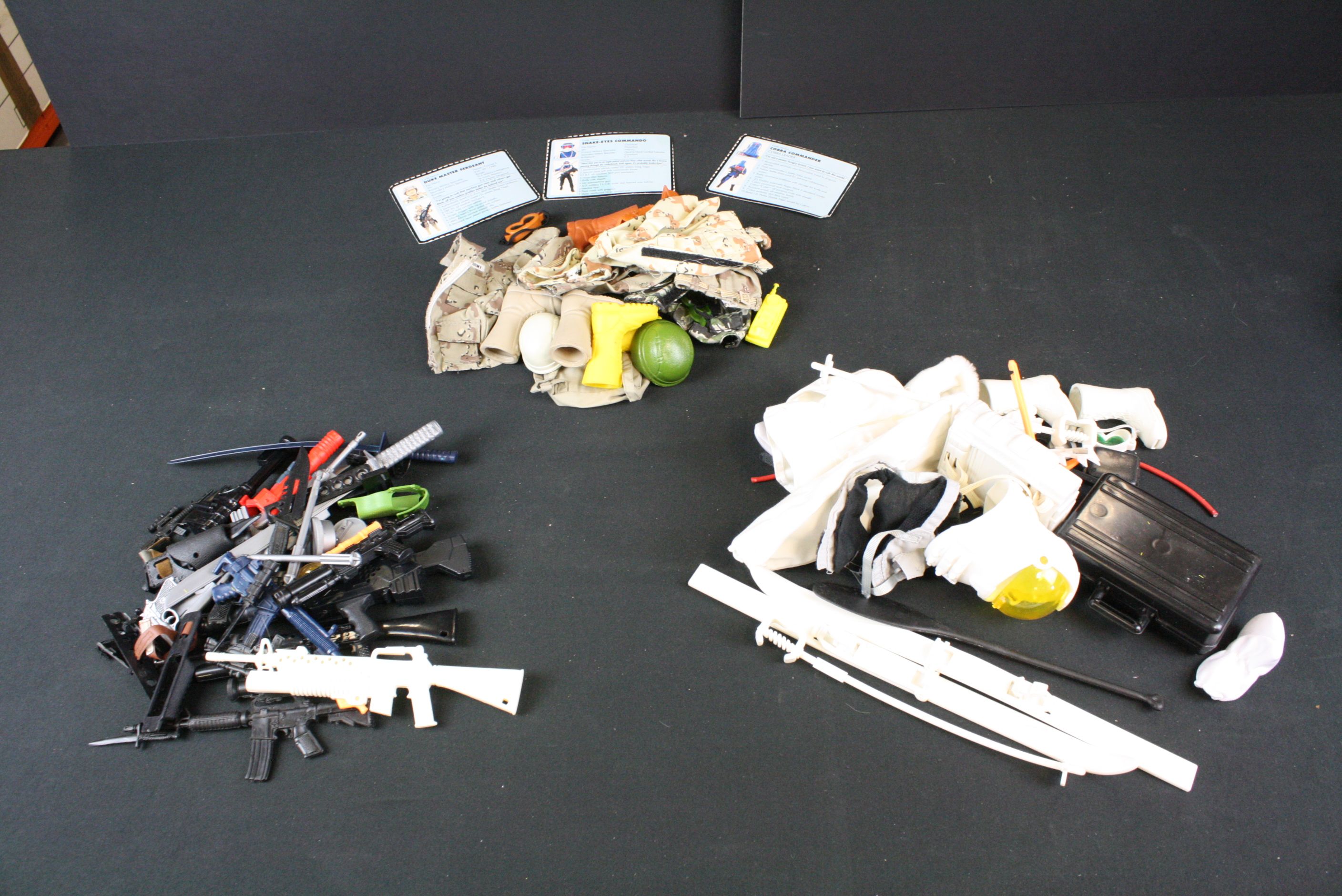 Collection of figures and accessories to include 2 x carded Matchbox Stingray figures (Commander Sam - Image 4 of 5