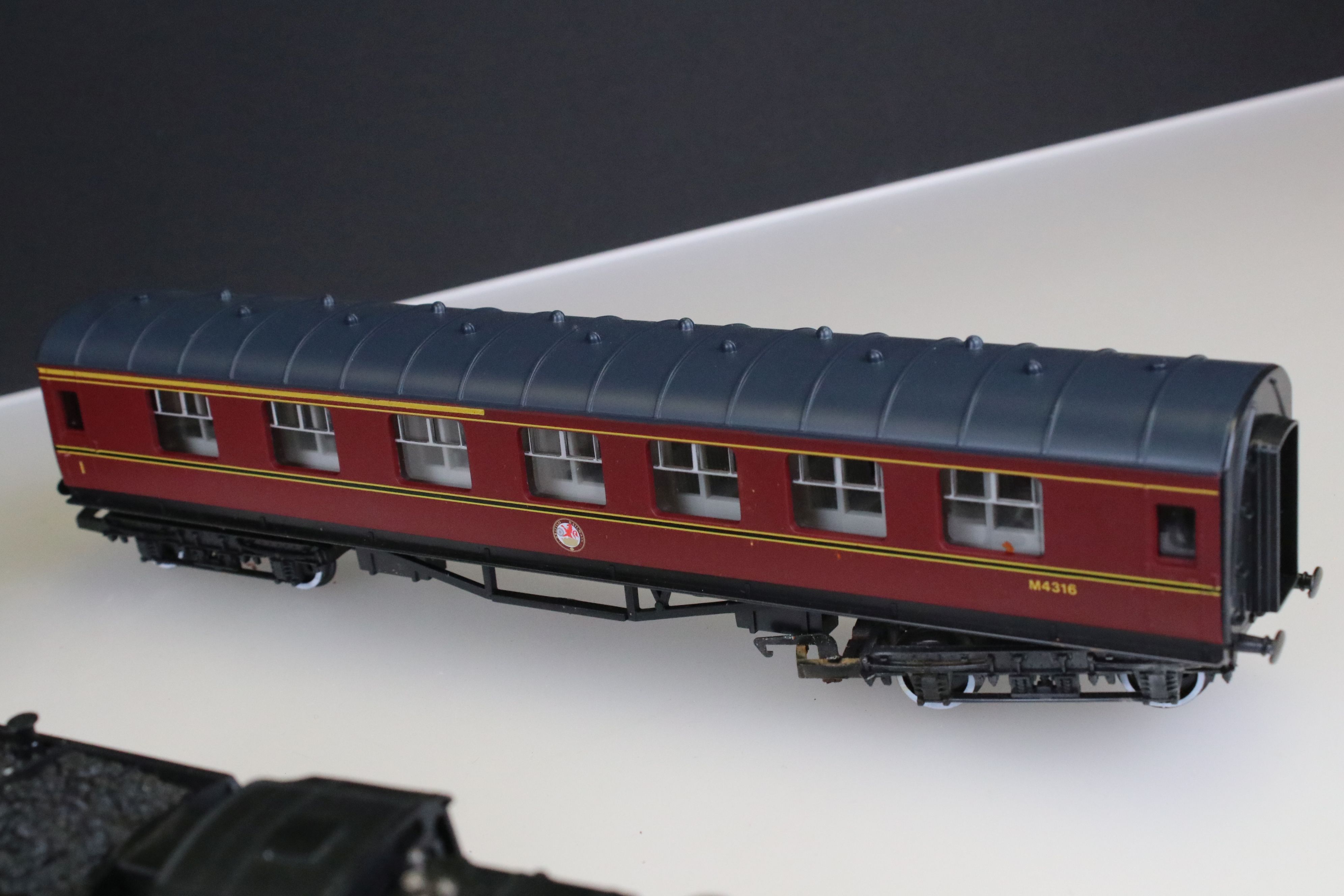 Six OO gauge locomotives to include 2 x Hornby Mallard in green, Hornby Evening Star, Triang - Image 9 of 9