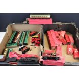 Collection of Hornby Dublo model railway to include 17 x boxed items of rolling stock featuring 2